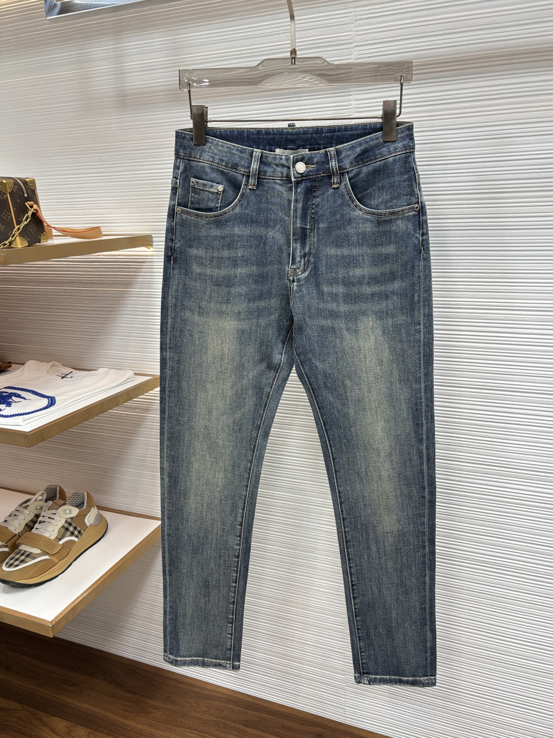 NO:916016,Mengkou's 2026 spring latest jeans are stress-free to enter and leave the store. Best-selling models in the counter. Shared taste and value. Very comfortable to wear. Low-key yet luxurious. Very classy to wear. Needless to say the trousers style and cut. The upper body is exquisite and vivid. Real first-class top quality. Really palace-level casual pants, using Turkish cotton. The most famous denim fabric is produced. The quality is outstanding. After heavy washing, the pants are very soft. Straight-leg version.  Not picky, the upper body is absolutely stylish and extremely luxurious!  Size 29-38,,Moncler,jeans,19860909蒙口 2026年春季最新品牛仔裤出入专卖店无压力 专柜热销款 品味与价值共享 身穿着非常舒适 低调不失奢华 穿出去非常有档次,裤型款式和裁剪亦无需多言 上身精致跃然.真正一等一顶级质料 真正殿堂级的休闲裤,选用土耳其的棉花 生产出最有名的单宁布 品质卓然 经过重水洗使得裤子很柔软 直脚的版型 不挑人 上身绝对的有型 极度奢华！尺码29-38,,Moncler,jeans,,Men's clothing