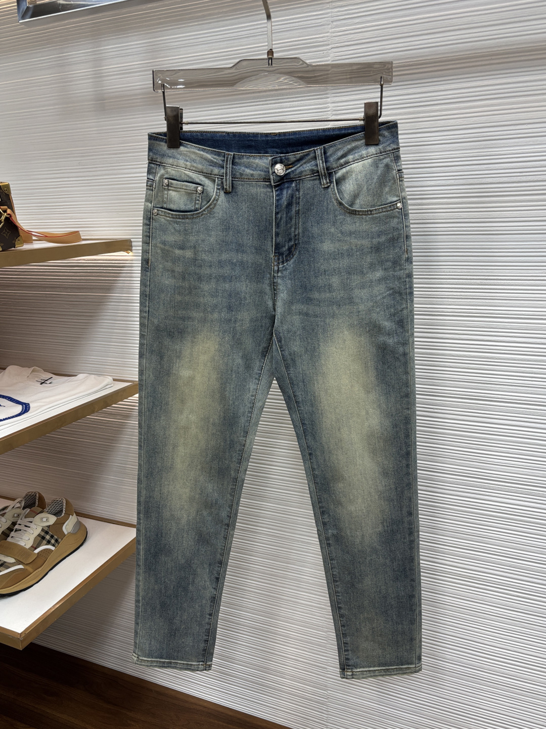 NO:915990,Dior's latest jeans in spring 2026 are stress-free when entering and leaving the store. Best-selling models in the counter. Taste and value are shared. Very comfortable to wear. Low-key yet luxurious. Very classy to wear. Needless to say the trousers style and cut. The upper body is exquisite and vivid. Really first-class and top-quality materials. Really palace-level casual pants, using Turkish cotton to produce the most famous denim. Excellent quality. Heavy washing makes the pants very soft. Straight-leg version.  Not picky, the upper body is absolutely stylish and extremely luxurious!  Size 29-38,,dior,jeans,19860909迪奥 2026年春季最新品牛仔裤出入专卖店无压力 专柜热销款 品味与价值共享 身穿着非常舒适 低调不失奢华 穿出去非常有档次,裤型款式和裁剪亦无需多言 上身精致跃然.真正一等一顶级质料 真正殿堂级的休闲裤,选用土耳其的棉花 生产出最有名的单宁布 品质卓然 经过重水洗使得裤子很柔软 直脚的版型 不挑人 上身绝对的有型 极度奢华！尺码29-38,,dior,jeans,,Men's clothing
