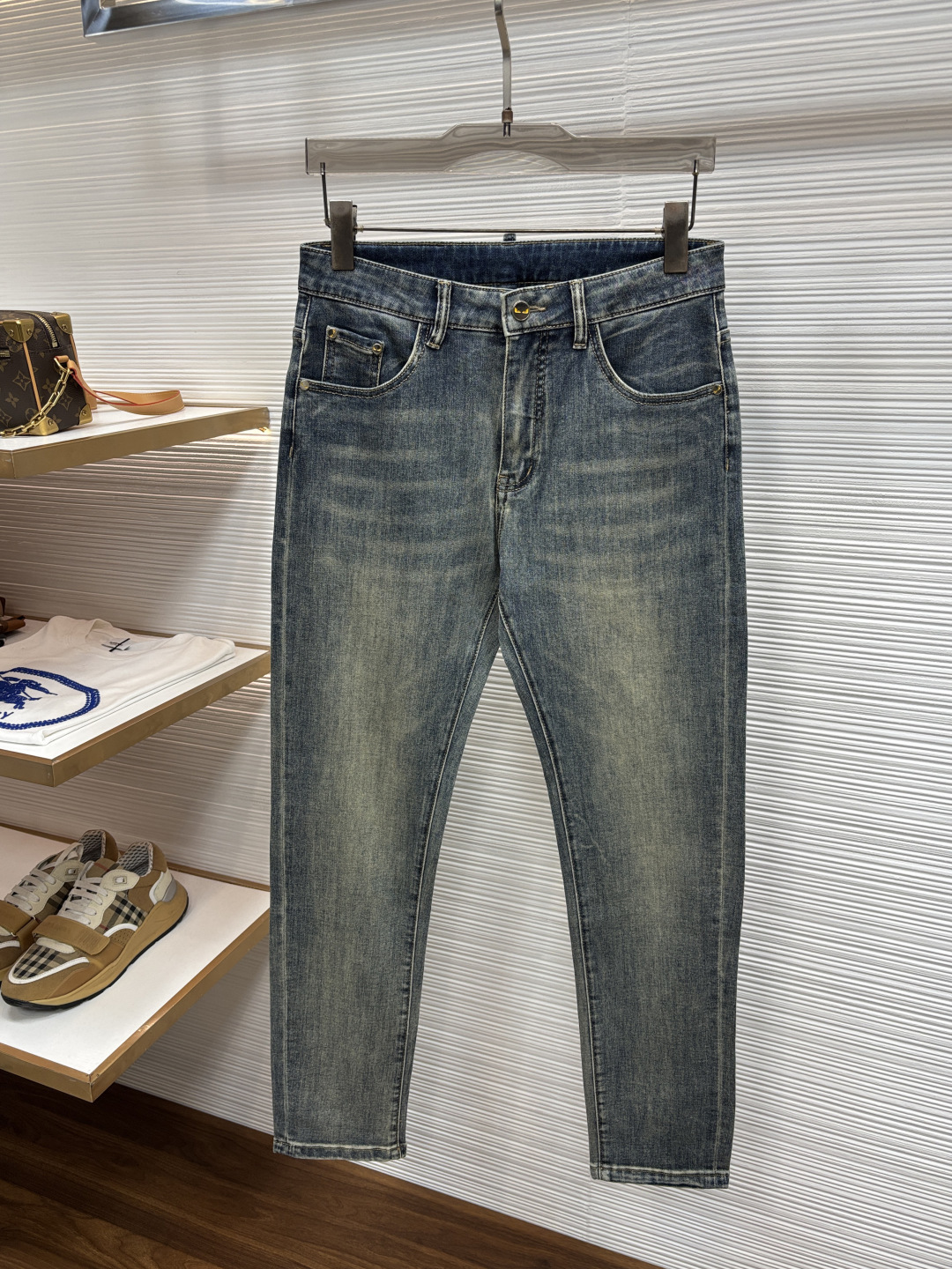 NO:916143,Fendi's latest 2026 spring jeans are stress-free to enter and leave the store. Best-selling models in the counter. Taste and value are shared. Very comfortable to wear. Low-key yet luxurious. Very classy to wear. Needless to say the trousers style and cut. The upper body is exquisite and vivid. Real first-class top quality materials. Really top-level casual pants, using Turkish cotton to produce the most famous denim. Excellent quality. After heavy washing, the pants are very soft. Straight-leg version.  Not picky, the upper body is absolutely stylish and extremely luxurious!  Size 29-38,,fendi,jeans,19860909芬迪 2026年春季最新品牛仔裤出入专卖店无压力 专柜热销款 品味与价值共享 身穿着非常舒适 低调不失奢华 穿出去非常有档次,裤型款式和裁剪亦无需多言 上身精致跃然.真正一等一顶级质料 真正殿堂级的休闲裤,选用土耳其的棉花 生产出最有名的单宁布 品质卓然 经过重水洗使得裤子很柔软 直脚的版型 不挑人 上身绝对的有型 极度奢华！尺码29-38,,fendi,jeans,,Men's clothing