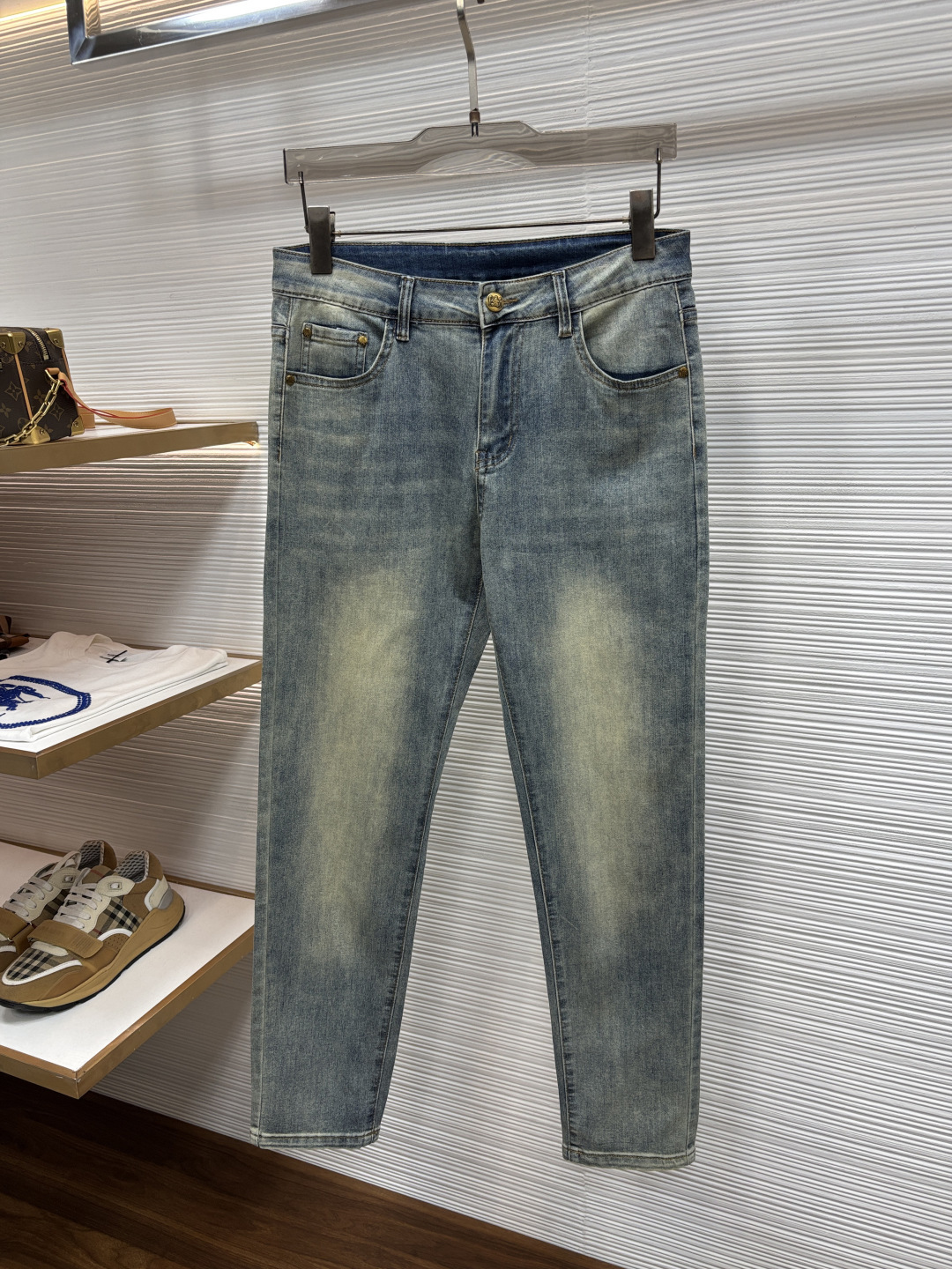NO:915996,Prada's latest jeans in spring 2026 are stress-free when entering and leaving the store. Best-selling models in the counter. Taste and value are shared. Very comfortable to wear. Low-key yet luxurious. Very classy to wear. Needless to say the trousers style and cut. The upper body is exquisite and vivid. Really first-class and top-quality materials. Really palace-level casual pants, using Turkish cotton. The most famous denim is produced. The quality is outstanding. Heavy washing makes the pants very soft. Straight-leg version.  Not picky, the upper body is absolutely stylish and extremely luxurious!  Size 29-38,,prada,jeans,19860909普拉达 2026年春季最新品牛仔裤出入专卖店无压力 专柜热销款 品味与价值共享 身穿着非常舒适 低调不失奢华 穿出去非常有档次,裤型款式和裁剪亦无需多言 上身精致跃然.真正一等一顶级质料 真正殿堂级的休闲裤,选用土耳其的棉花 生产出最有名的单宁布 品质卓然 经过重水洗使得裤子很柔软 直脚的版型 不挑人 上身绝对的有型 极度奢华！尺码29-38,,prada,jeans,,Men's clothing