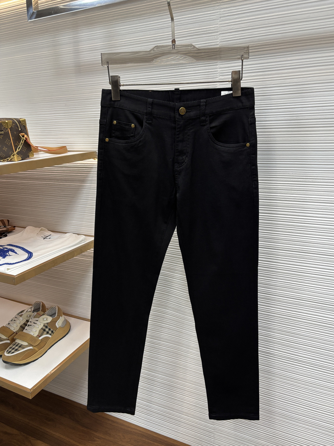 NO:916011,.Prada's latest 2026 spring jeans are stress-free to enter and leave the store. Best-selling models in the counter. Shared taste and value. Very comfortable to wear. Low-key yet luxurious. Very classy to wear. Needless to say the trousers style and cut. The upper body is exquisite and vivid. Real first-class top quality materials. Really palace-level casual pants, using Turkish cotton. The most famous denim is produced. The quality is outstanding. After heavy washing, the pants are very soft. Straight-leg version.  Not picky, the upper body is absolutely stylish and extremely luxurious!  Size 29-38,,prada,jeans,19860909.普拉达 2026年春季最新品牛仔裤出入专卖店无压力 专柜热销款 品味与价值共享 身穿着非常舒适 低调不失奢华 穿出去非常有档次,裤型款式和裁剪亦无需多言 上身精致跃然.真正一等一顶级质料 真正殿堂级的休闲裤,选用土耳其的棉花 生产出最有名的单宁布 品质卓然 经过重水洗使得裤子很柔软 直脚的版型 不挑人 上身绝对的有型 极度奢华！尺码29-38,,prada,jeans,,Men's clothing