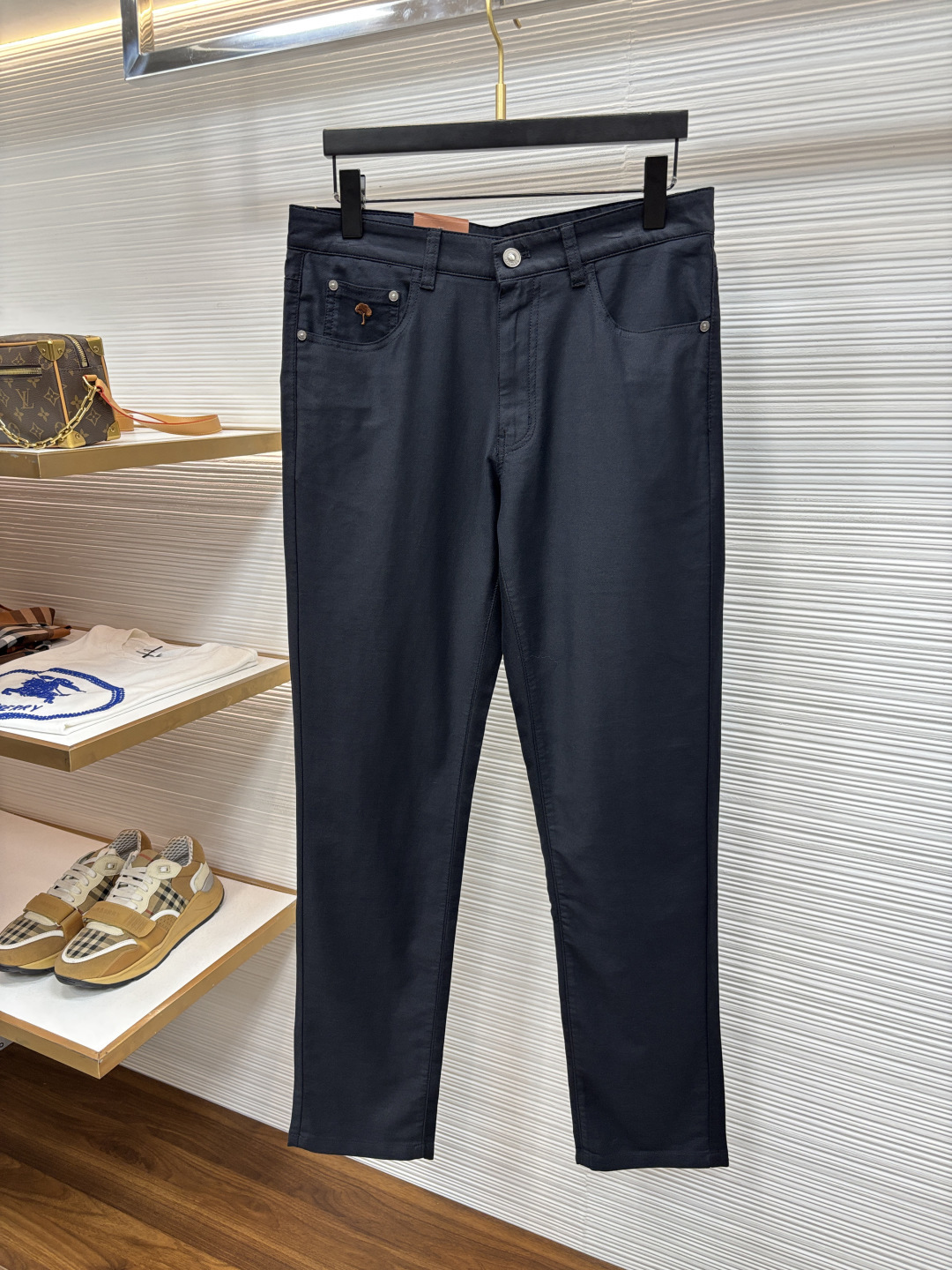 NO:916002,LP 6 spring and summer original men's casual trousers, sold through trading company channels, produced by high-end OEMs, in perfect condition, worn by official model models, responsible for the ace-level hits of each season, just like a classic textbook!  A pair of pants with a strong B-family aesthetic tone. It is dominated by fabrics and quality, and continues the essence of normalized design. The label elements are perfectly embedded, which is a distinctive feature of identity and is quite recognizable!  Customized imported Italian original fabrics and tailoring designs!  The texture of the fabric is first-class, the stiffness and muscle feel are excellent, the cutting is neat and neat, and the upper body effect is excellent!  It can be matched with any top in the wardrobe. It has wide compatibility, suitable for business, commuting and leisure. It is satisfied with various daily outfits and has a full upper body style!  Size 30-40,,loro piana,19860909LP 6春夏原单男士休闲西裤,贸易公司渠道货,高端代工出品,品相完美如斯,官宣模特穿搭单品,每一季的王牌级爆款担当,俨然属于经典招牌教科书般存在！极具B家美学基调的一款裤子,以面料和品质为主导,延续了常态化的设计精髓,标签化元素完美嵌入,属于身份的特色彰显,辨识度颇为鲜明！客供进口意大利原版面料剪裁设计！面料质地一流,挺刮度与筋骨感极好,干练利落的裁剪,上身效果极好！可横扫衣橱任何的上装搭配,兼容性广泛,商务通勤休闲兼备,满足于日常各种穿搭,上身型款十足！ 尺码30-40,,loro piana,,Men's clothing