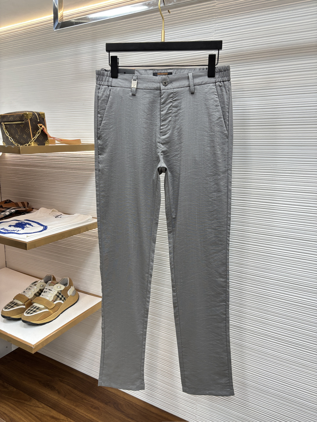 NO:915999,TF Ermenegildo Zegna's 2026 spring and summer original men's casual trousers, sold through trading company channels, produced by high-end OEMs, in perfect condition, officially announced as models to wear, and responsible for the ace-level hits every season, just like a classic textbook!  A pair of pants with a strong B-family aesthetic tone. It is dominated by fabrics and quality, and continues the essence of normalized design. The label elements are perfectly embedded, which is a distinctive feature of identity and is quite recognizable!  Customized imported Italian original fabrics and tailoring designs!  The texture of the fabric is first-class, the stiffness and muscle feel are excellent, the cutting is neat and neat, and the upper body effect is excellent!  It can be matched with any top in the wardrobe. It has wide compatibility, suitable for business, commuting and leisure. It is satisfied with various daily outfits and has a full upper body style!  Size 30-40,,tom ford,zegna,19860909TF杰尼亚 2026春夏原单男士休闲西裤,贸易公司渠道货,高端代工出品,品相完美如斯,官宣模特穿搭单品,每一季的王牌级爆款担当,俨然属于经典招牌教科书般存在！极具B家美学基调的一款裤子,以面料和品质为主导,延续了常态化的设计精髓,标签化元素完美嵌入,属于身份的特色彰显,辨识度颇为鲜明！客供进口意大利原版面料剪裁设计！面料质地一流,挺刮度与筋骨感极好,干练利落的裁剪,上身效果极好！可横扫衣橱任何的上装搭配,兼容性广泛,商务通勤休闲兼备,满足于日常各种穿搭,上身型款十足！ 尺码30-40,,tom ford,zegna,,Men's clothing