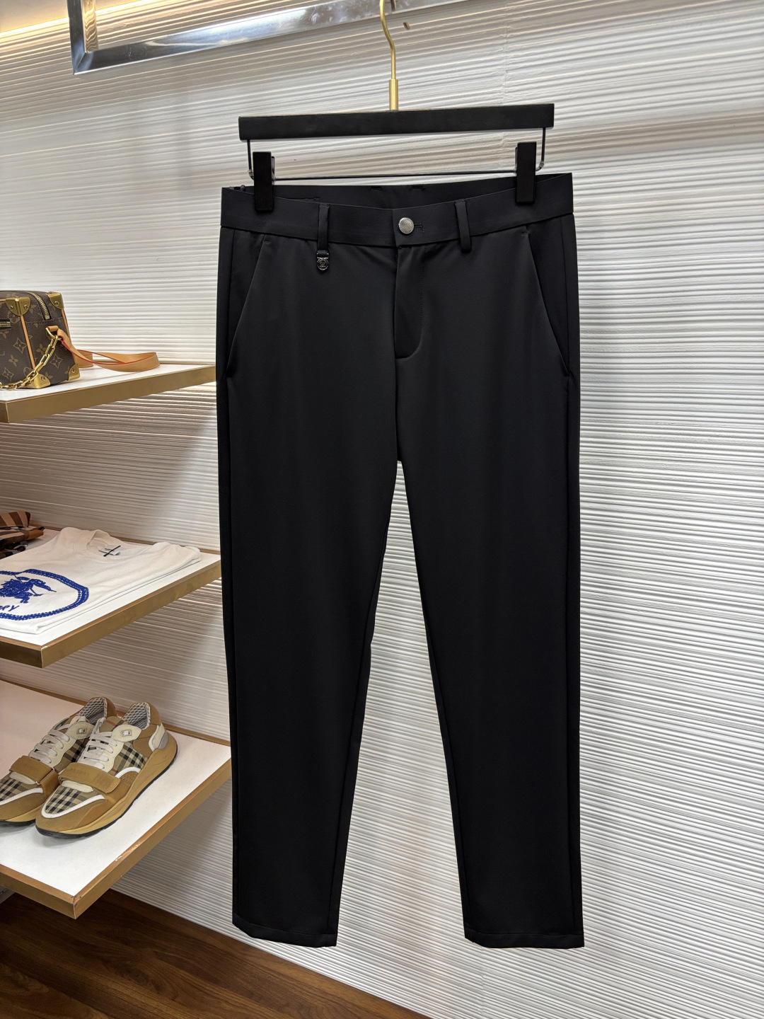 NO:916014,Ermenegildo Zegna's new 2026ss summer counter products are on the market simultaneously. High-quality fashionable casual pants made from original orders. Super versatile. Exclusively customized - imported high-end cotton fabrics, with a delicate and soft feel, comfortable close-fitting, and a super stylish upper body! The latest hardware accessories from the original custom-made counter. Super beautiful shape, the upper body shows slender legs, and the lining and wiring are impeccable. It can be attended to any occasion. L35 once again emphasizes that the fabric is very, very high-grade! Code number 29-38,,zegna,19860909杰尼亚 2026ss夏季专柜新品同步上市.原单订制高品质时尚休闲裤.超级百搭款.独家定制-进口高端绵面料,手感细腻柔软,贴身舒适,上身超有型！原版定制专柜最新五金辅料.超靓版型、上身显腿修长,內里,走线都无可挑剔,任何场合都可出席,L35 再次强调面料非常非常显档次！码数29-38,,zegna,,Men's clothing