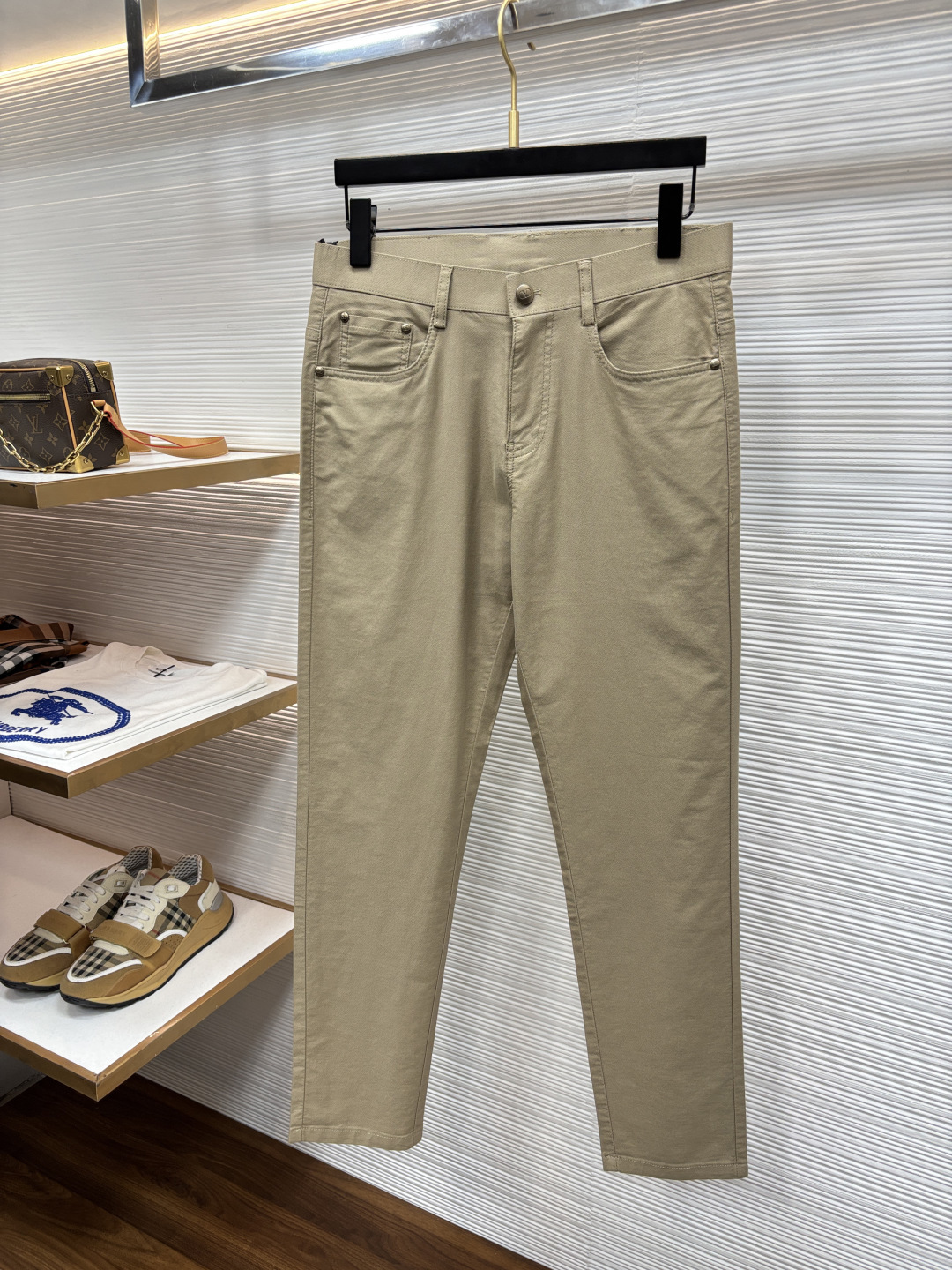 NO:916008,Valentino's new 2026ss summer counter products are on the market simultaneously. High-quality fashionable casual pants made from original orders. Super versatile. Exclusively customized - imported high-end cotton fabrics, with a delicate and soft feel, comfortable fit, and a super stylish upper body! The latest hardware accessories from the original custom-made counter. Super beautiful shape, the upper body shows slender legs, and the lining and wiring are impeccable. It can be attended to any occasion. L35 once again emphasizes that the fabric is very, very high-grade! Code number 29-38,,valentino,19860909华伦天奴 2026ss夏季专柜新品同步上市.原单订制高品质时尚休闲裤.超级百搭款.独家定制-进口高端绵面料,手感细腻柔软,贴身舒适,上身超有型！原版定制专柜最新五金辅料.超靓版型、上身显腿修长,內里,走线都无可挑剔,任何场合都可出席,L35 再次强调面料非常非常显档次！码数29-38,,valentino,,Men's clothing