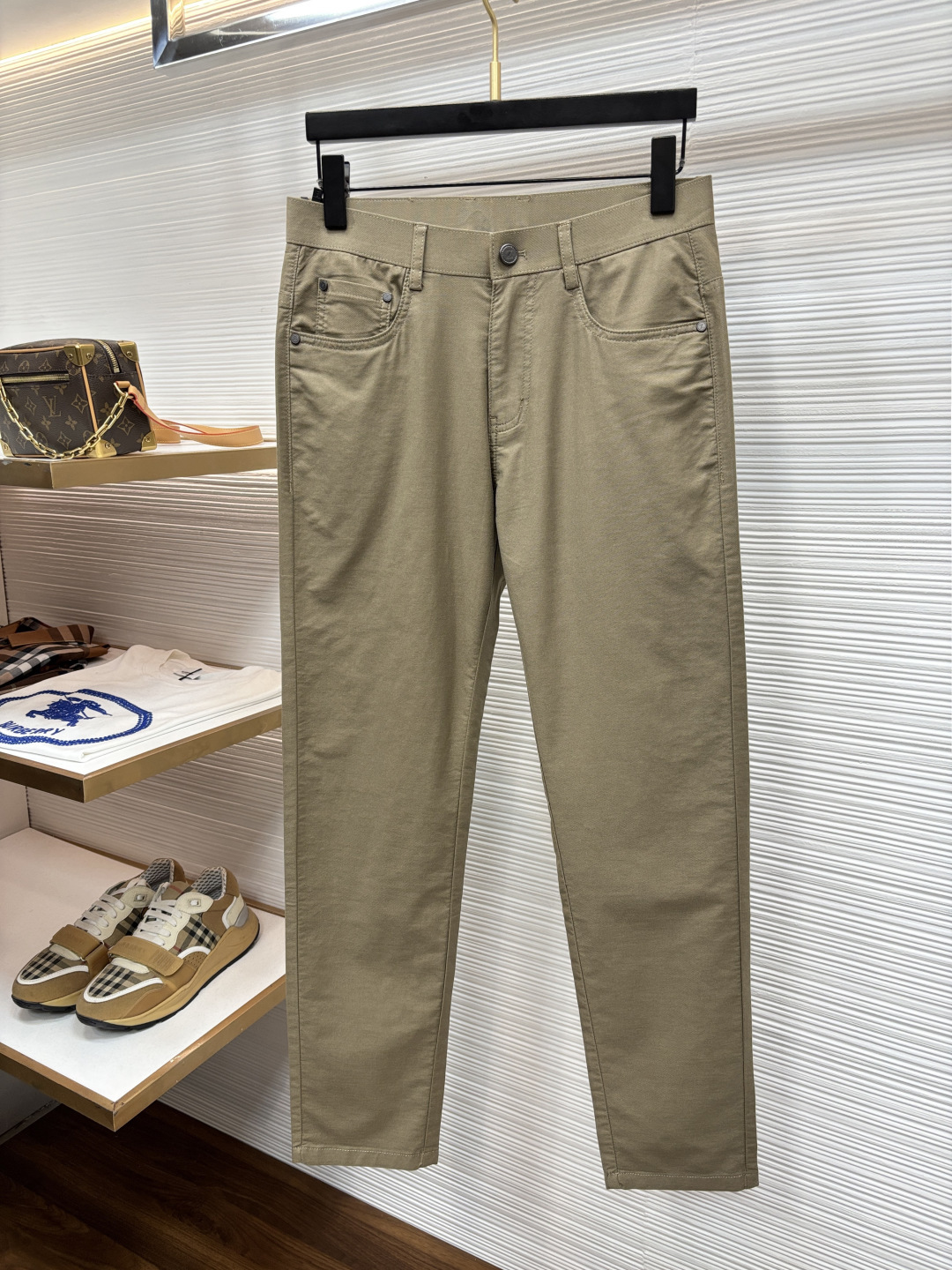NO:916005,Ermenegildo Zegna's new 2026ss summer counter products are on the market simultaneously. High-quality fashionable casual pants made from original orders. Super versatile. Exclusively customized - imported high-end cotton fabrics, with a delicate and soft feel, comfortable close-fitting, and a super stylish upper body! The latest hardware accessories from the original custom-made counter. Super beautiful shape, the upper body shows slender legs, and the lining and wiring are impeccable. It can be attended to any occasion. L35 once again emphasizes that the fabric is very, very high-grade! Code number 29-38,,zegna,19860909杰尼亚 2026ss夏季专柜新品同步上市.原单订制高品质时尚休闲裤.超级百搭款.独家定制-进口高端绵面料,手感细腻柔软,贴身舒适,上身超有型！原版定制专柜最新五金辅料.超靓版型、上身显腿修长,內里,走线都无可挑剔,任何场合都可出席,L35 再次强调面料非常非常显档次！码数29-38,,zegna,,Men's clothing
