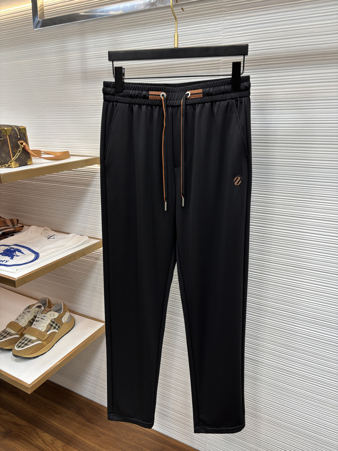 NO:848904,Ermenegildo Zegna's 2026ss spring and summer counter new products are on the market simultaneously. High-quality fashionable casual pants made from original orders. Super versatile. Exclusively customized - imported high-end cotton fabrics, with a delicate and soft feel, comfortable close-fitting, and a super stylish upper body! The latest hardware accessories from the original customized counter. Super beautiful shape, long upper body and slender legs. The lining and wiring are impeccable. You can attend any occasion. 507 once again emphasizes that the fabric is very high-quality! Size M-4XL,,zegna,19860909杰尼亚 2026ss春夏专柜新品同步上市.原单订制高品质时尚休闲裤.超级百搭款.独家定制-进口高端绵面料,手感细腻柔软,贴身舒适,上身超有型！原版定制专柜最新五金辅料.超靓版型、上身显腿修长,內里,走线都无可挑剔,任何场合都可出席,507再次强调面料非常非常显档次！码数M-4XL,,zegna,,Men's clothing