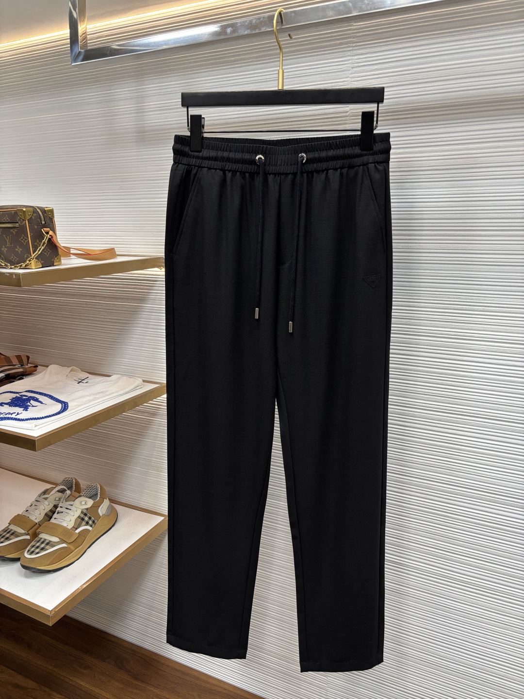 NO:848905,Prada's new 2026ss spring and summer counter products are on the market simultaneously. High-quality fashionable casual pants made from original orders. Super versatile. Exclusively customized - imported high-end cotton fabrics, with a delicate and soft feel, comfortable close-fitting, and a super stylish upper body! The latest hardware accessories from the original customized counter. Super beautiful shape, long upper body and slender legs. The lining and wiring are impeccable. You can attend any occasion. 507 once again emphasizes that the fabric is very high-quality! Size M-4XL,,prada,19860909普拉达 2026ss春夏专柜新品同步上市.原单订制高品质时尚休闲裤.超级百搭款.独家定制-进口高端绵面料,手感细腻柔软,贴身舒适,上身超有型！原版定制专柜最新五金辅料.超靓版型、上身显腿修长,內里,走线都无可挑剔,任何场合都可出席,507再次强调面料非常非常显档次！码数M-4XL,,prada,,Men's clothing