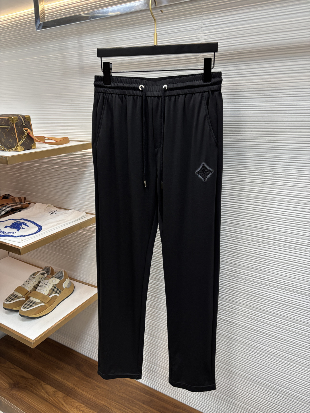 NO:848908,New LV 2026ss spring and summer counter products are on the market at the same time. High-quality fashionable casual pants made from original orders. Super versatile. Exclusively customized-imported high-end cotton fabrics, with a delicate and soft feel, comfortable close-fitting, and a super stylish upper body! The latest hardware accessories from the original customized counter. Super beautiful shape, long upper body and slender legs. The lining and wiring are impeccable. You can attend any occasion. 507 once again emphasizes that the fabric is very high-quality! Size M-4XL,,louis vuitton,19860909LV 2026ss春夏专柜新品同步上市.原单订制高品质时尚休闲裤.超级百搭款.独家定制-进口高端绵面料,手感细腻柔软,贴身舒适,上身超有型！原版定制专柜最新五金辅料.超靓版型、上身显腿修长,內里,走线都无可挑剔,任何场合都可出席,507再次强调面料非常非常显档次！码数M-4XL,,louis vuitton,,Men's clothing