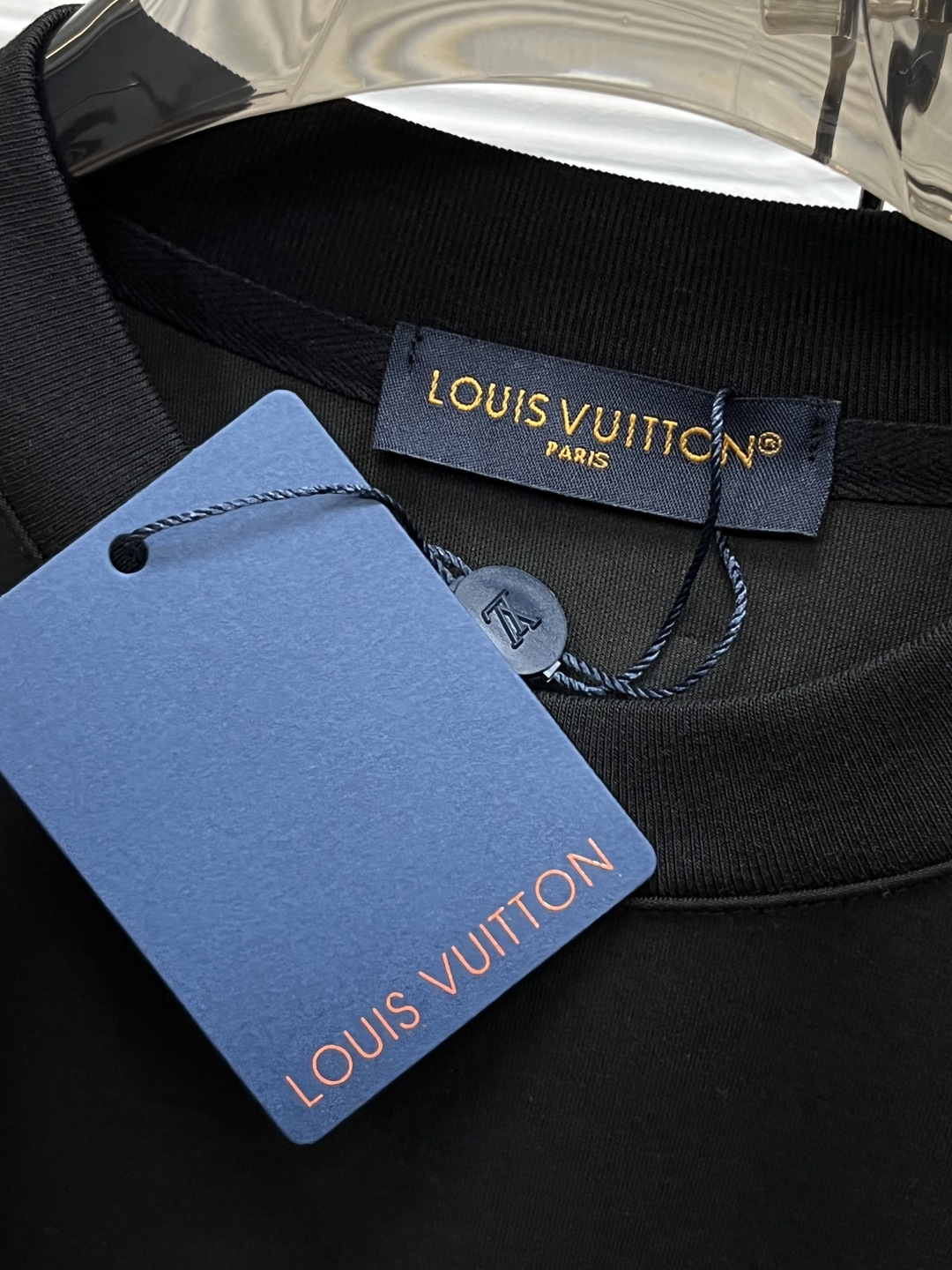 LV 2026春夏最新款，男女同款，经典设计短袖T恤短裤套装，微扩版型，定制空气层面料，手感柔软，穿着舒