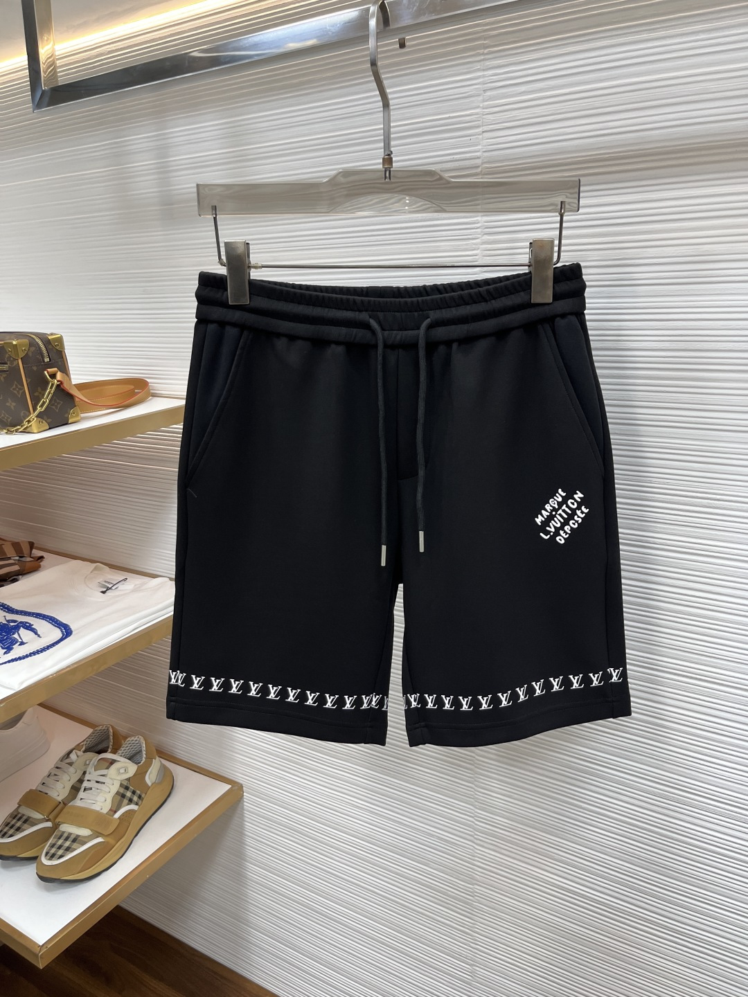 LV 2026春夏最新款，男女同款，经典设计短袖T恤短裤套装，微扩版型，定制空气层面料，手感柔软，穿着舒
