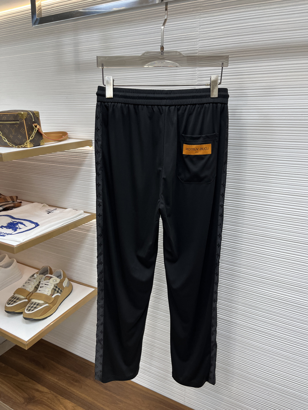 lv 2026春夏新款休闲套装，最新款全网独家首上！！~既经典有时尚百搭，谁不爱啊，将经典再次展现，非常
