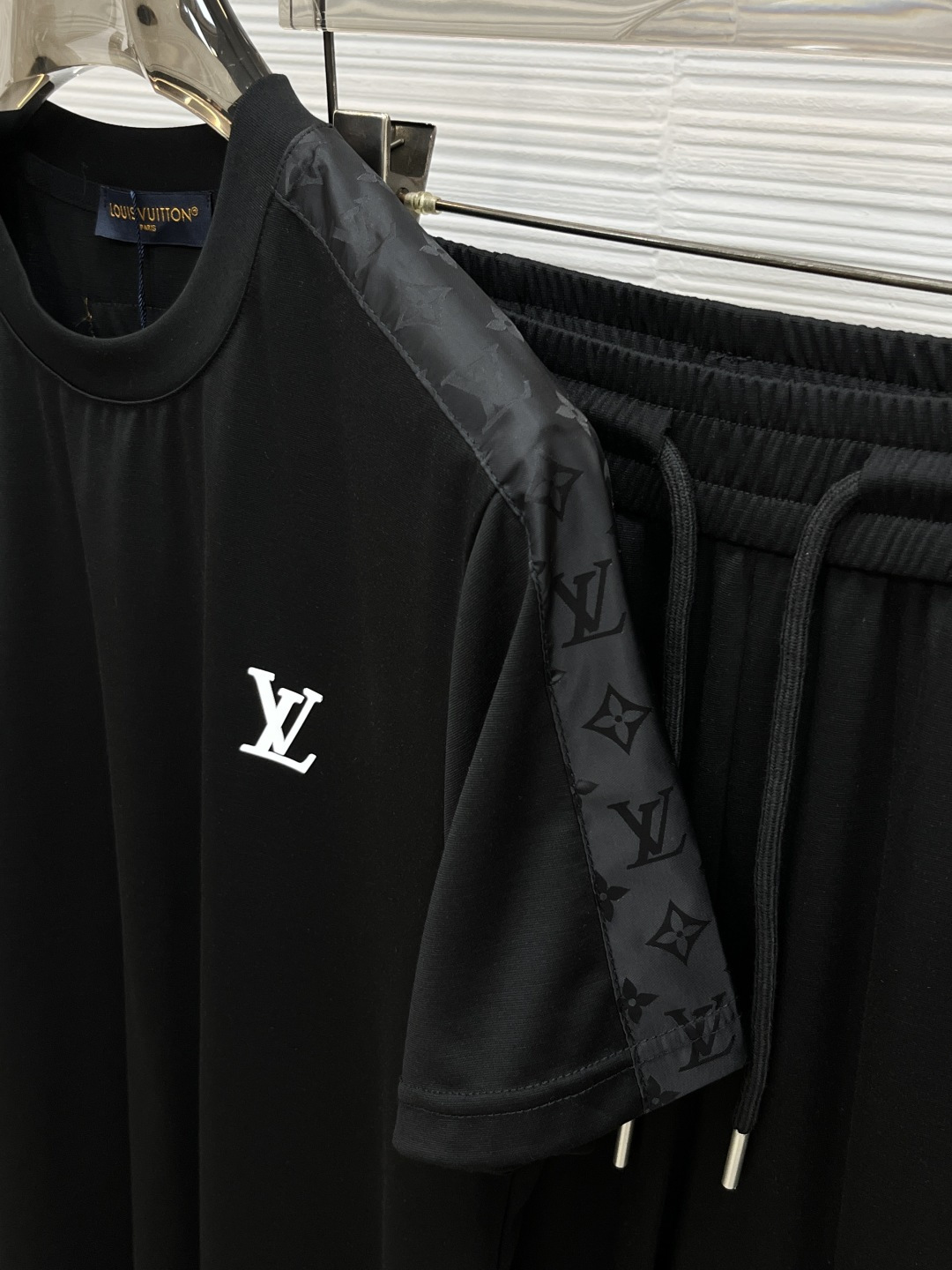 lv 2026春夏新款休闲套装，最新款全网独家首上！！~既经典有时尚百搭，谁不爱啊，将经典再次展现，非常