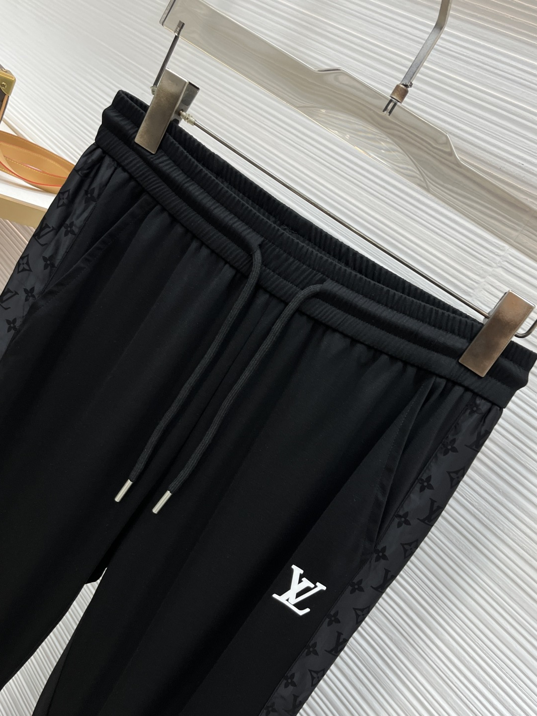lv 2026春夏新款休闲套装，最新款全网独家首上！！~既经典有时尚百搭，谁不爱啊，将经典再次展现，非常