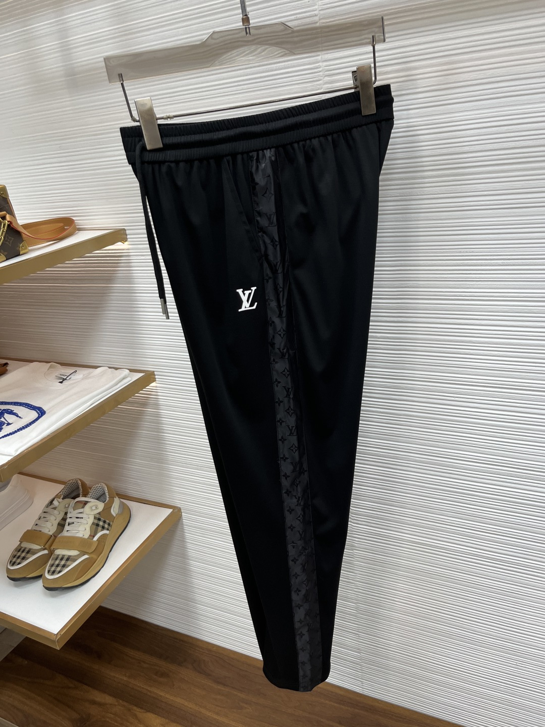 lv 2026春夏新款休闲套装，最新款全网独家首上！！~既经典有时尚百搭，谁不爱啊，将经典再次展现，非常