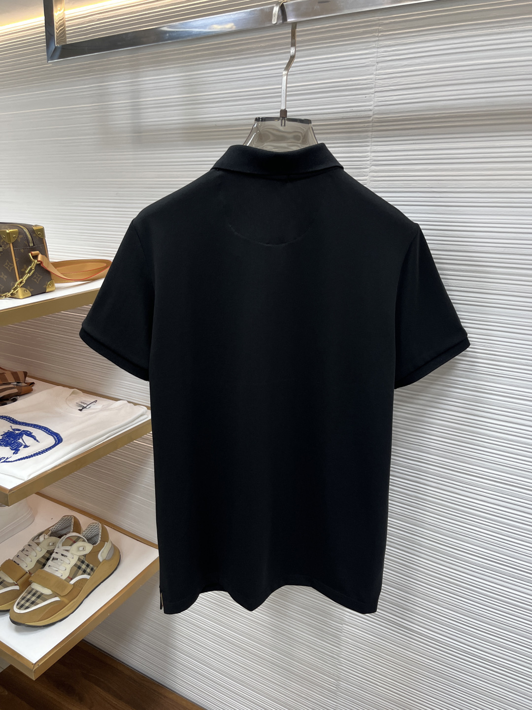 巴宝莉 2026春夏经典的Polo领设计，搭配简洁的单排扣，线条利落流畅，巧妙修饰颈部线条，彰显优雅绅士