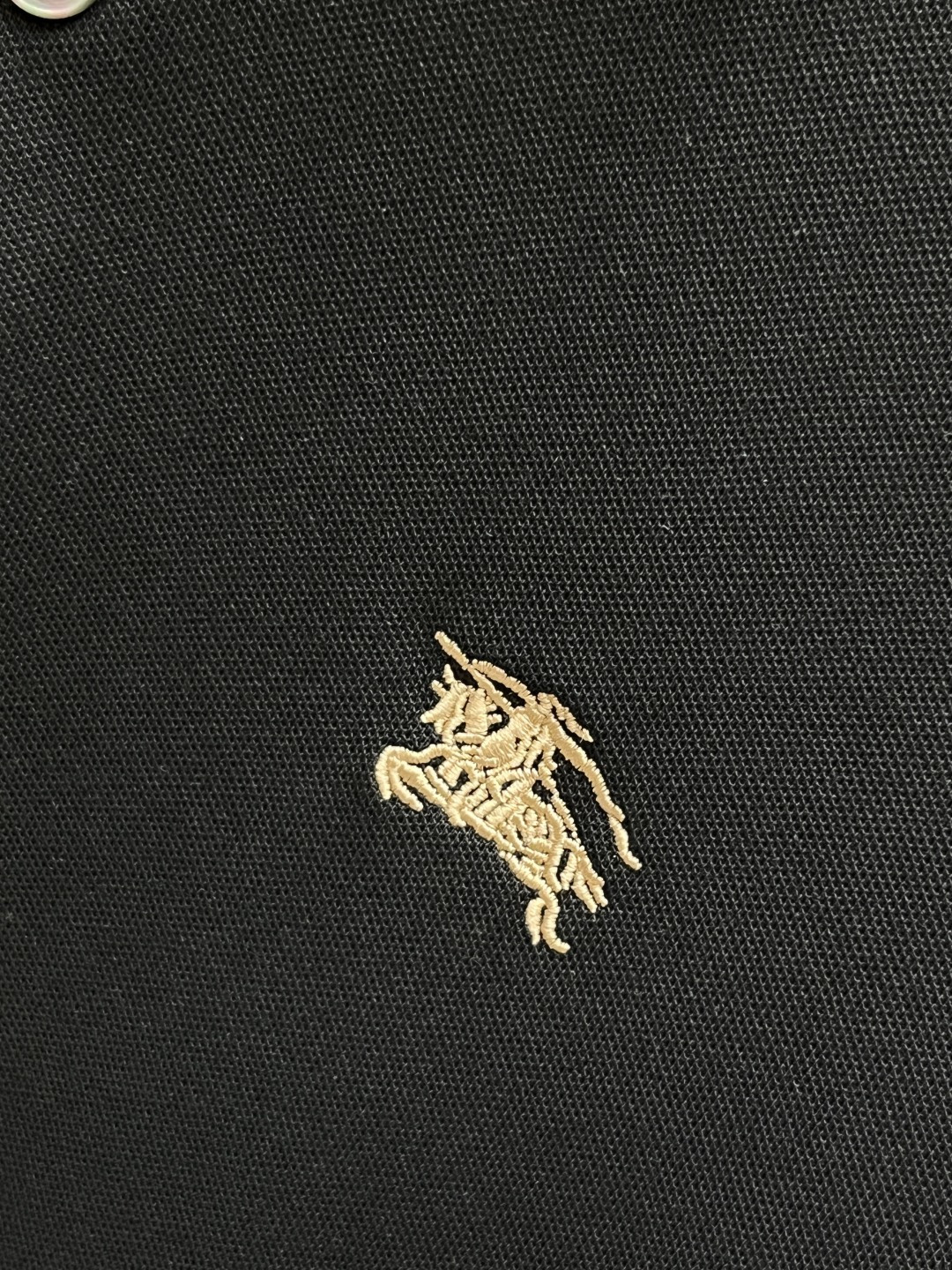 巴宝莉 2026春夏经典的Polo领设计，搭配简洁的单排扣，线条利落流畅，巧妙修饰颈部线条，彰显优雅绅士
