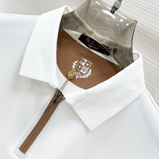 Loro Piana 春夏经典的Polo领设计,搭配简洁的单排扣,线条利落流畅,巧妙修饰颈部线条,彰显优 Loro Piana 春夏经典的Polo领设计,搭配简洁的单排扣,线条利落流畅,巧妙修饰颈部线条,彰显优