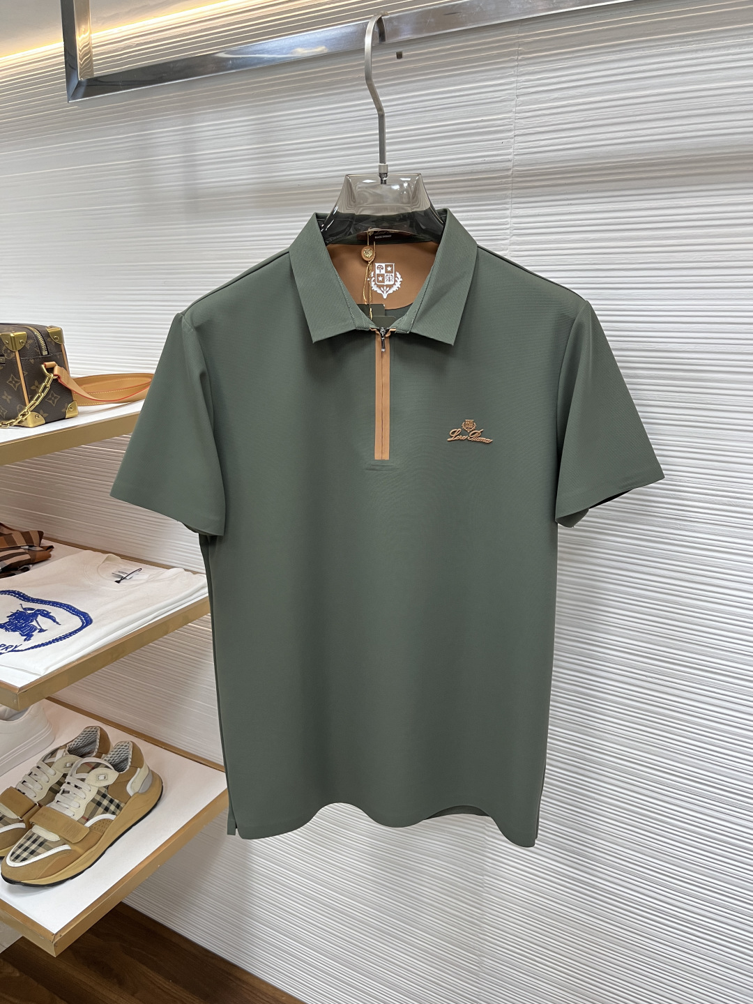 Loro Piana 春夏经典的Polo领设计，搭配简洁的单排扣，线条利落流畅，巧妙修饰颈部线条，彰显优