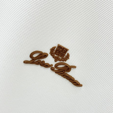 Loro Piana 春夏经典的Polo领设计,搭配简洁的单排扣,线条利落流畅,巧妙修饰颈部线条,彰显优 Loro Piana 春夏经典的Polo领设计,搭配简洁的单排扣,线条利落流畅,巧妙修饰颈部线条,彰显优