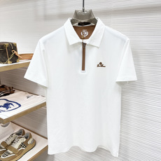 Loro Piana 春夏经典的Polo领设计,搭配简洁的单排扣,线条利落流畅,巧妙修饰颈部线条,彰显优 Loro Piana 春夏经典的Polo领设计,搭配简洁的单排扣,线条利落流畅,巧妙修饰颈部线条,彰显优