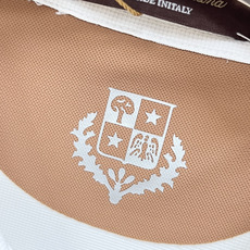 Loro Piana 春夏经典的Polo领设计,搭配简洁的单排扣,线条利落流畅,巧妙修饰颈部线条,彰显优 Loro Piana 春夏经典的Polo领设计,搭配简洁的单排扣,线条利落流畅,巧妙修饰颈部线条,彰显优