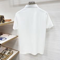 Loro Piana 春夏经典的Polo领设计,搭配简洁的单排扣,线条利落流畅,巧妙修饰颈部线条,彰显优 Loro Piana 春夏经典的Polo领设计,搭配简洁的单排扣,线条利落流畅,巧妙修饰颈部线条,彰显优