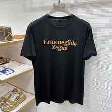 杰尼亚 2026春夏经典的Polo领设计,搭配简洁的单排扣,线条利落流畅,巧妙修饰颈部线条,彰显优雅绅士 杰尼亚 2026春夏经典的Polo领设计,搭配简洁的单排扣,线条利落流畅,巧妙修饰颈部线条,彰显优雅绅士