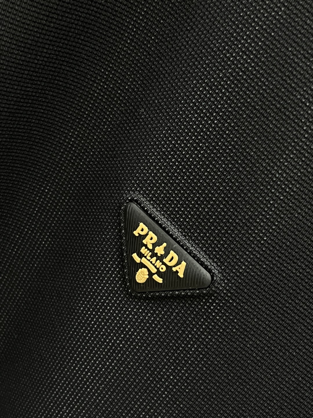 普拉达 2026春夏经典的Polo领设计，搭配简洁的单排扣，线条利落流畅，巧妙修饰颈部线条，彰显优雅绅士