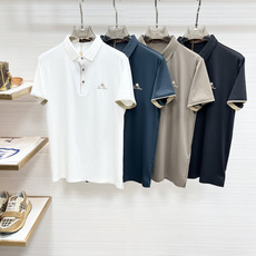 Loro Piana 春夏经典的Polo领设计,搭配简洁的单排扣,线条利落流畅,巧妙修饰颈部线条,彰显优 Loro Piana 春夏经典的Polo领设计,搭配简洁的单排扣,线条利落流畅,巧妙修饰颈部线条,彰显优