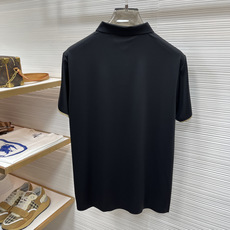 Loro Piana 春夏经典的Polo领设计,搭配简洁的单排扣,线条利落流畅,巧妙修饰颈部线条,彰显优 Loro Piana 春夏经典的Polo领设计,搭配简洁的单排扣,线条利落流畅,巧妙修饰颈部线条,彰显优