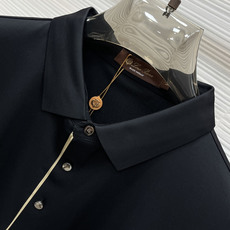Loro Piana 春夏经典的Polo领设计,搭配简洁的单排扣,线条利落流畅,巧妙修饰颈部线条,彰显优 Loro Piana 春夏经典的Polo领设计,搭配简洁的单排扣,线条利落流畅,巧妙修饰颈部线条,彰显优