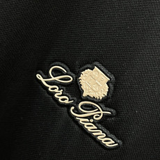 Loro Piana 春夏经典的Polo领设计,搭配简洁的单排扣,线条利落流畅,巧妙修饰颈部线条,彰显优 Loro Piana 春夏经典的Polo领设计,搭配简洁的单排扣,线条利落流畅,巧妙修饰颈部线条,彰显优