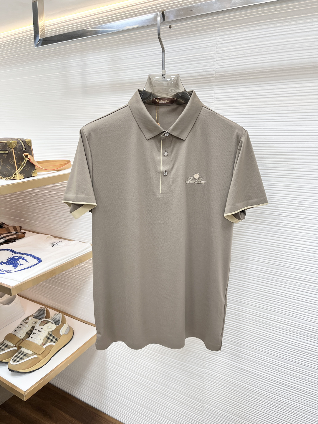 Loro Piana 春夏经典的Polo领设计，搭配简洁的单排扣，线条利落流畅，巧妙修饰颈部线条，彰显优