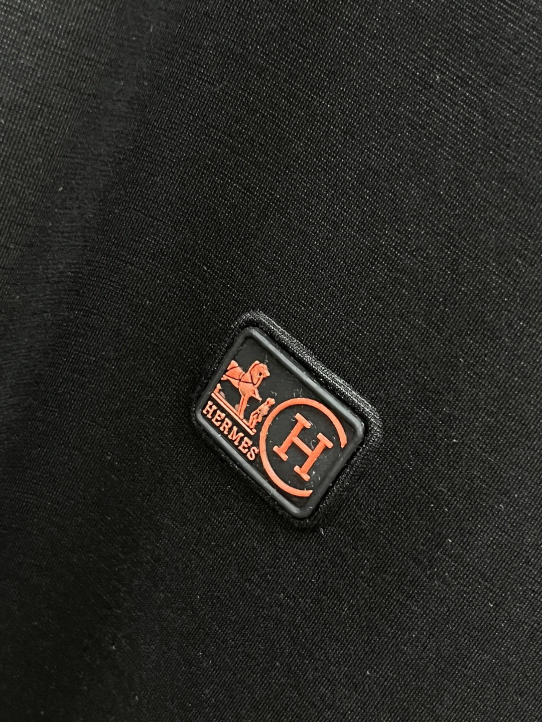 爱马仕 2026春夏经典的Polo领设计，搭配简洁的单排扣，线条利落流畅，巧妙修饰颈部线条，彰显优雅绅士