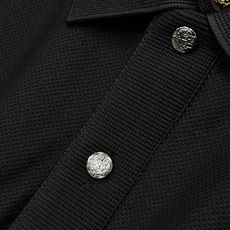Loro Piana 春夏经典的Polo领设计,搭配简洁的单排扣,线条利落流畅,巧妙修饰颈部线条,彰显优 Loro Piana 春夏经典的Polo领设计,搭配简洁的单排扣,线条利落流畅,巧妙修饰颈部线条,彰显优