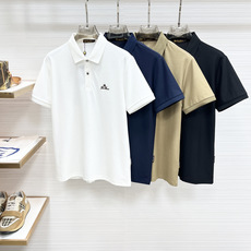 Loro Piana 春夏经典的Polo领设计,搭配简洁的单排扣,线条利落流畅,巧妙修饰颈部线条,彰显优 Loro Piana 春夏经典的Polo领设计,搭配简洁的单排扣,线条利落流畅,巧妙修饰颈部线条,彰显优