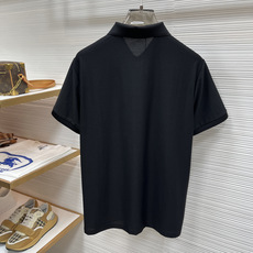 Loro Piana 春夏经典的Polo领设计,搭配简洁的单排扣,线条利落流畅,巧妙修饰颈部线条,彰显优 Loro Piana 春夏经典的Polo领设计,搭配简洁的单排扣,线条利落流畅,巧妙修饰颈部线条,彰显优
