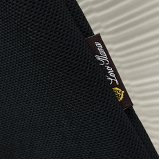 Loro Piana 春夏经典的Polo领设计,搭配简洁的单排扣,线条利落流畅,巧妙修饰颈部线条,彰显优 Loro Piana 春夏经典的Polo领设计,搭配简洁的单排扣,线条利落流畅,巧妙修饰颈部线条,彰显优