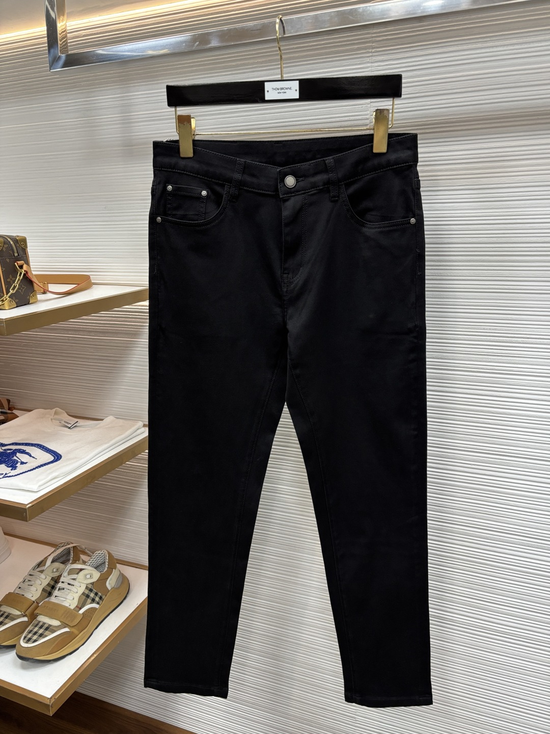 NO:926970,Burberry's 2026 spring latest jeans are stress-free when entering and leaving the store. Best-selling models in the counter. Taste and value are shared. Very comfortable to wear. Low-key yet luxurious. Very classy to wear. Needless to say the trousers style and cut. The upper body is exquisite and vivid. Really first-class and top-quality materials. Really palace-level casual pants, using Turkish cotton to produce the most famous denim. The quality is outstanding. After heavy washing, the pants are very soft.  The 601LB straight-leg version is not picky and the upper body is absolutely stylish. CX is extremely luxurious!  Size 29-38,,burberry,jeans,19860909巴宝莉 2026年春季最新品牛仔裤出入专卖店无压力 专柜热销款 品味与价值共享 身穿着非常舒适 低调不失奢华 穿出去非常有档次,裤型款式和裁剪亦无需多言 上身精致跃然.真正一等一顶级质料 真正殿堂级的休闲裤,选用土耳其的棉花 生产出最有名的单宁布 品质卓然 经过重水洗使得裤子很柔软 601LB直脚的版型 不挑人 上身绝对的有型 CX极度奢华！尺码29-38,,burberry,jeans,,Men's clothing