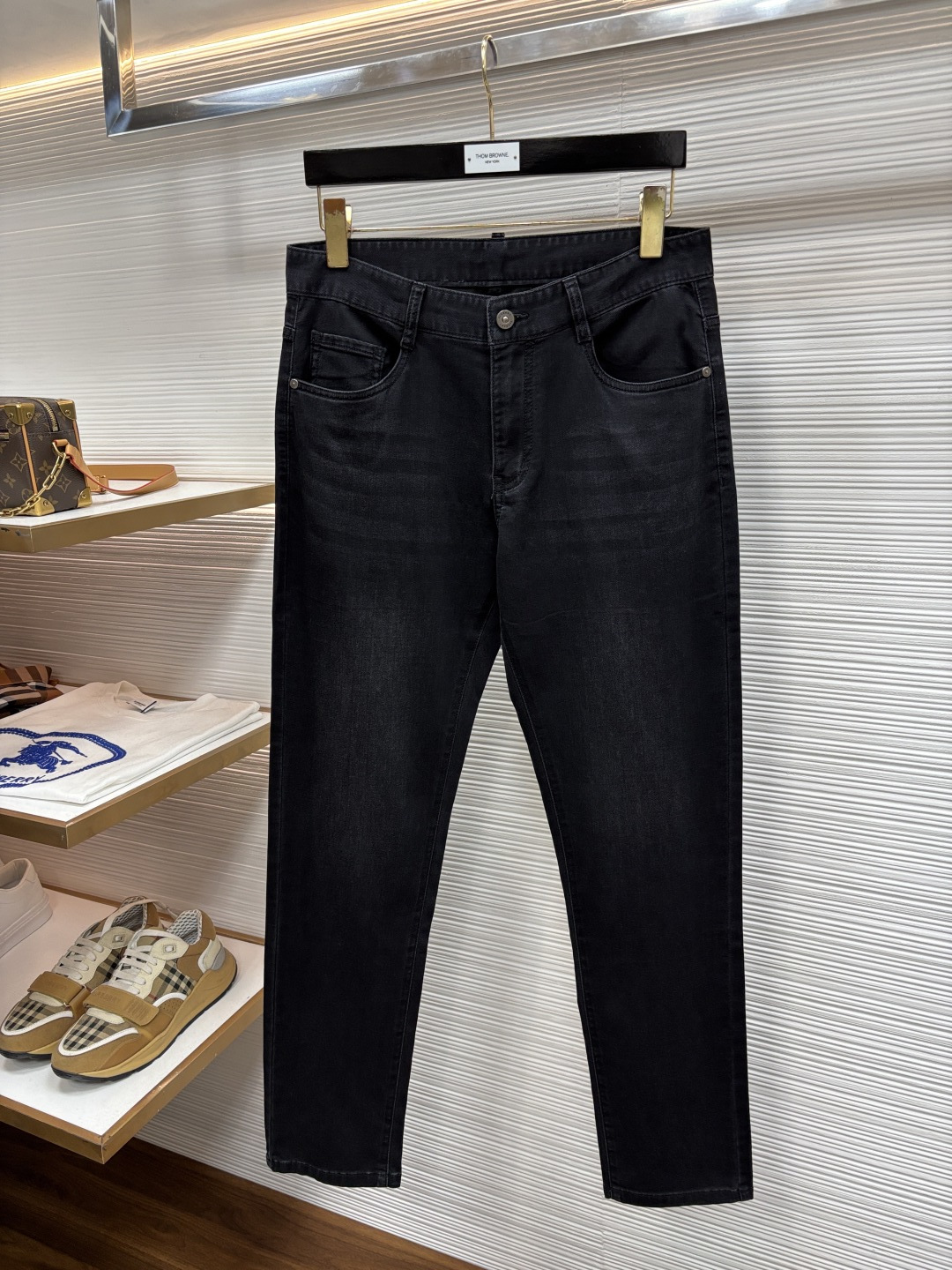 NO:908079,Burberry's 2026 spring latest jeans are stress-free when entering and leaving the store. Best-selling models in the counter. Taste and value are shared. Very comfortable to wear. Low-key yet luxurious. Very classy to wear. Needless to say the trousers style and cut. The upper body is exquisite and vivid. Really first-class and top-quality materials. Really palace-level casual pants, using Turkish cotton to produce the most famous denim. The quality is outstanding. After heavy washing, the pants are very soft.  The 601LB straight-leg version is not picky and the upper body is absolutely stylish. CX is extremely luxurious!  Size 29-38,,burberry,jeans,19860909巴宝莉 2026年春季最新品牛仔裤出入专卖店无压力 专柜热销款 品味与价值共享 身穿着非常舒适 低调不失奢华 穿出去非常有档次,裤型款式和裁剪亦无需多言 上身精致跃然.真正一等一顶级质料 真正殿堂级的休闲裤,选用土耳其的棉花 生产出最有名的单宁布 品质卓然 经过重水洗使得裤子很柔软 601LB直脚的版型 不挑人 上身绝对的有型 CX极度奢华！尺码29-38,,burberry,jeans,,Men's clothing