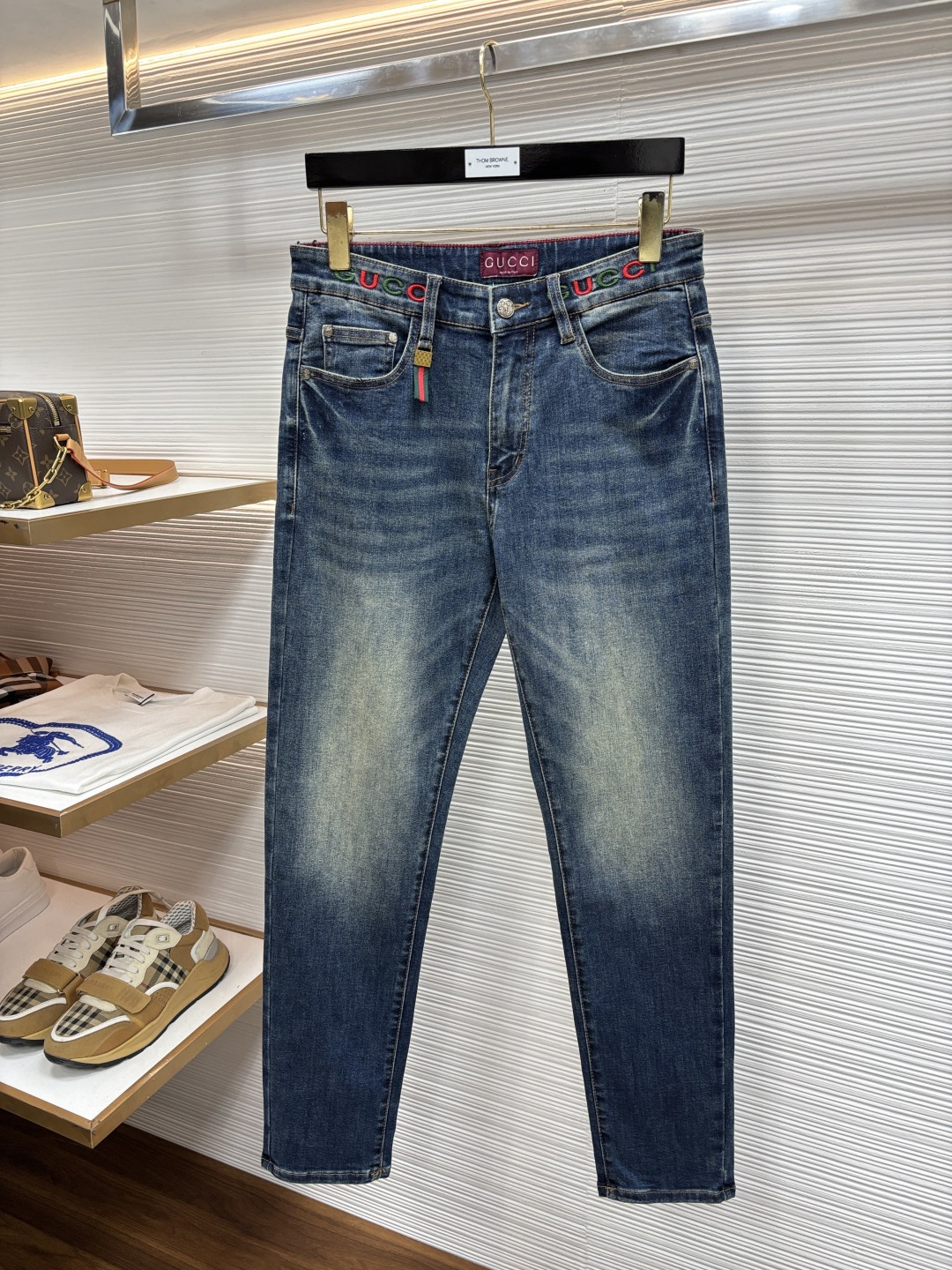 NO:908069,Gucci's latest 2026 spring jeans are stress-free when entering and leaving the store. Best-selling models in the counter. Taste and value are shared. Very comfortable to wear. Low-key yet luxurious. Very classy to wear. Needless to say the trousers style and cut. The upper body is exquisite and vivid. Real first-class top quality materials. Really palace-level casual pants, using Turkish cotton to produce the most famous denim fabric. The quality is outstanding. After heavy washing, the pants are very soft.  The 601LB straight-leg version is not picky and the upper body is absolutely stylish. CX is extremely luxurious!  Size 29-38,,jeans,19860909古奇 2026年春季最新品牛仔裤出入专卖店无压力 专柜热销款 品味与价值共享 身穿着非常舒适 低调不失奢华 穿出去非常有档次,裤型款式和裁剪亦无需多言 上身精致跃然.真正一等一顶级质料 真正殿堂级的休闲裤,选用土耳其的棉花 生产出最有名的单宁布 品质卓然 经过重水洗使得裤子很柔软 601LB直脚的版型 不挑人 上身绝对的有型 CX极度奢华！尺码29-38,,jeans,,Men's clothing