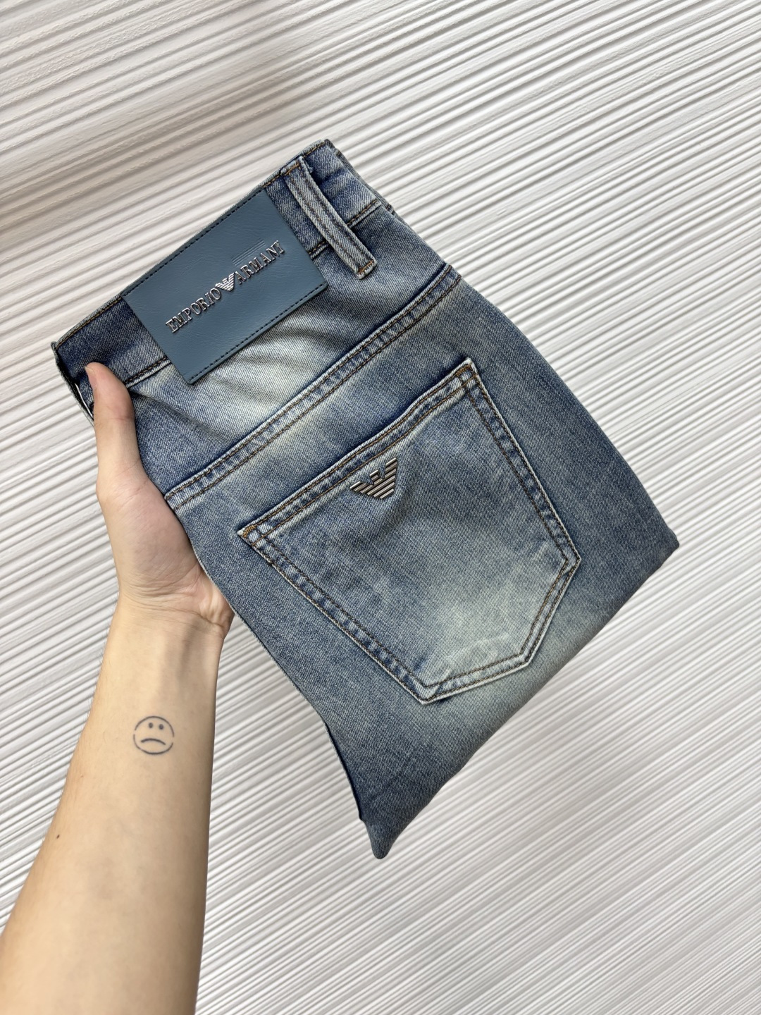 NO:908071,Armani's latest jeans in the spring of 2026 are stress-free when entering and leaving the store. Best-selling models in the counter. Taste and value are shared. Very comfortable to wear. Low-key yet luxurious. Very classy to wear. Needless to say the trousers style and cut. The upper body is exquisite and lively. Real first-class top quality. Really palace-level casual pants, using Turkish cotton to produce the most famous denim. The quality is outstanding. After heavy washing, the pants are very soft.  The 601LB straight-leg version is not picky and the upper body is absolutely stylish. CX is extremely luxurious!  Size 29-38,,armani,jeans,19860909阿玛尼 2026年春季最新品牛仔裤出入专卖店无压力 专柜热销款 品味与价值共享 身穿着非常舒适 低调不失奢华 穿出去非常有档次,裤型款式和裁剪亦无需多言 上身精致跃然.真正一等一顶级质料 真正殿堂级的休闲裤,选用土耳其的棉花 生产出最有名的单宁布 品质卓然 经过重水洗使得裤子很柔软 601LB直脚的版型 不挑人 上身绝对的有型 CX极度奢华！尺码29-38,,armani,jeans,,Men's clothing