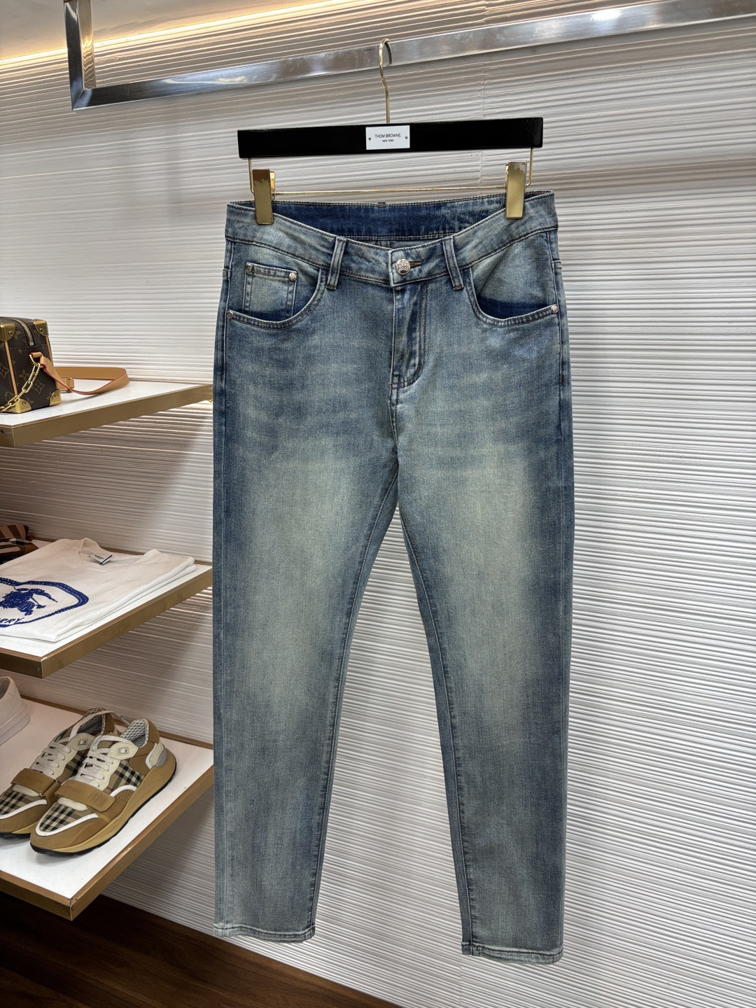 NO:908073,Prada's latest 2026 spring jeans are stress-free when entering and leaving the store. Best-selling models in the counter. Taste and value are shared. Very comfortable to wear. Low-key yet luxurious. Very classy to wear. Needless to say the trousers style and cut. The upper body is exquisite and vivid. Really first-class and top-quality materials. Really palace-level casual pants, using Turkish cotton to produce the most famous denim fabric. The quality is outstanding. After heavy washing, the pants are very soft.  The 601LB straight-leg version is not picky and the upper body is absolutely stylish. CX is extremely luxurious!  Size 29-38,,prada,jeans,19860909普拉达 2026年春季最新品牛仔裤出入专卖店无压力 专柜热销款 品味与价值共享 身穿着非常舒适 低调不失奢华 穿出去非常有档次,裤型款式和裁剪亦无需多言 上身精致跃然.真正一等一顶级质料 真正殿堂级的休闲裤,选用土耳其的棉花 生产出最有名的单宁布 品质卓然 经过重水洗使得裤子很柔软 601LB直脚的版型 不挑人 上身绝对的有型 CX极度奢华！尺码29-38,,prada,jeans,,Men's clothing
