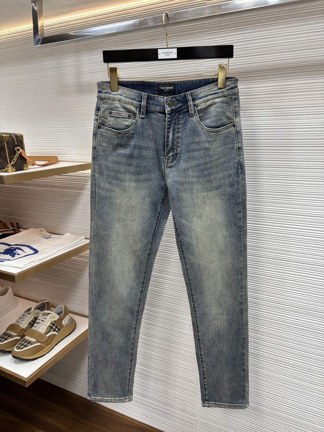 NO:908076,Yves Saint Laurent's 2026 spring latest jeans are stress-free when entering and leaving the store. Best-selling models in the counter. Taste and value are shared. Very comfortable to wear. Low-key yet luxurious. Very classy to wear. Needless to say the trousers style and cut. The upper body is exquisite and vivid. Real first-class top quality materials. Really palace-level casual pants, using Turkish cotton to produce the most famous denim fabric. The quality is outstanding. After heavy washing, the pants are very soft.  The 601LB straight-leg version is not picky and the upper body is absolutely stylish. CX is extremely luxurious!  Size 29-38,,saint laurent,jeans,19860909圣罗兰 2026年春季最新品牛仔裤出入专卖店无压力 专柜热销款 品味与价值共享 身穿着非常舒适 低调不失奢华 穿出去非常有档次,裤型款式和裁剪亦无需多言 上身精致跃然.真正一等一顶级质料 真正殿堂级的休闲裤,选用土耳其的棉花 生产出最有名的单宁布 品质卓然 经过重水洗使得裤子很柔软 601LB直脚的版型 不挑人 上身绝对的有型 CX极度奢华！尺码29-38,,saint laurent,jeans,,Men's clothing