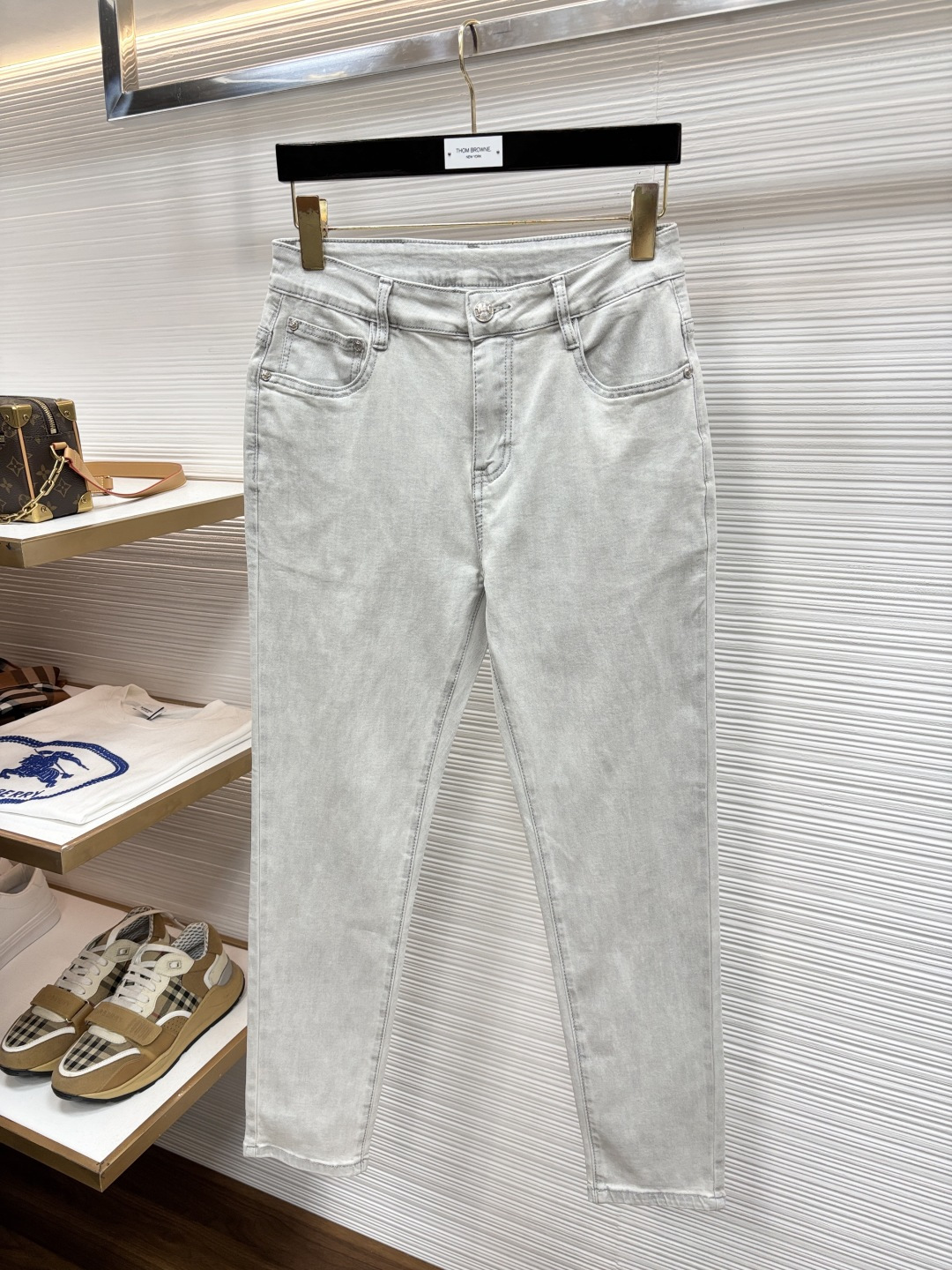 NO:926270,LP's latest 1956 spring jeans are stress-free when entering and exiting specialty stores. Best-selling models in the counter. Shared taste and value. Very comfortable to wear. Low-key yet luxurious. Very classy to wear. Needless to say the trousers style and cut. The upper body is exquisite and vivid. Real first-class top quality materials. Really top-level casual pants, using Turkish cotton. The most famous denim fabric is produced. The quality is outstanding. After heavy washing, the pants are very soft. 601LB straight-leg version.  Don’t be picky, the upper body is absolutely stylish, CX is extremely luxurious!  Size 29-38,,loro piana,jeans,19860909LP 1956年春季最新品牛仔裤出入专卖店无压力 专柜热销款 品味与价值共享 身穿着非常舒适 低调不失奢华 穿出去非常有档次,裤型款式和裁剪亦无需多言 上身精致跃然.真正一等一顶级质料 真正殿堂级的休闲裤,选用土耳其的棉花 生产出最有名的单宁布 品质卓然 经过重水洗使得裤子很柔软 601LB直脚的版型 不挑人 上身绝对的有型 CX极度奢华！尺码29-38,,loro piana,jeans,,Men's clothing