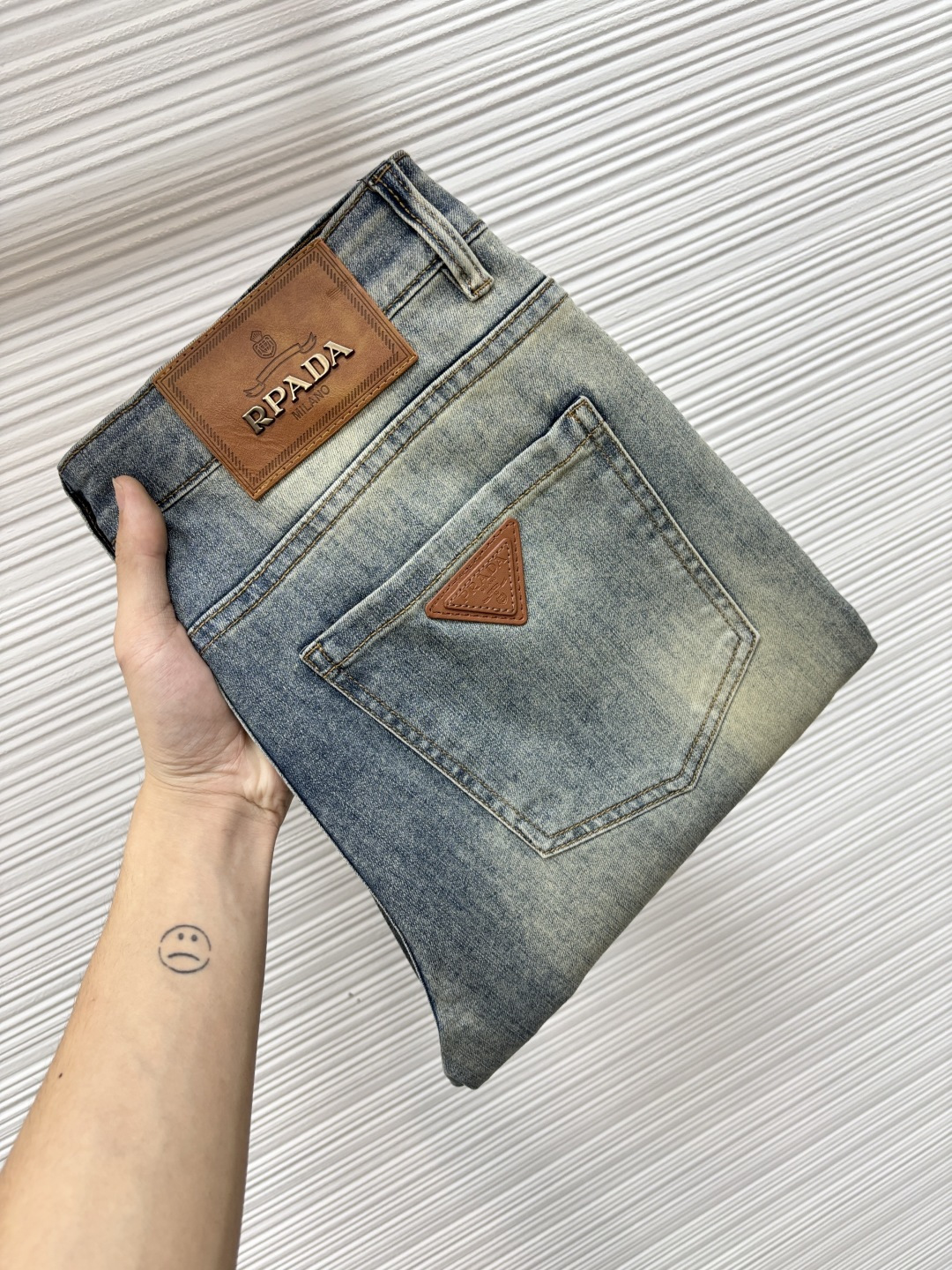 NO:906493,Prada's latest 2026 spring jeans are stress-free when entering and leaving the store. Best-selling models in the counter. Taste and value are shared. Very comfortable to wear. Low-key yet luxurious. Very classy to wear. Needless to say the trousers style and cut. The upper body is exquisite and vivid. Really first-class and top-quality materials. Really palace-level casual pants, using Turkish cotton to produce the most famous denim fabric. The quality is outstanding. After heavy washing, the pants are very soft.  The 603LB straight-leg version is not picky and the upper body is absolutely stylish. CX is extremely luxurious!  Size 29-38,,prada,jeans,19860909普拉达 2026年春季最新品牛仔裤出入专卖店无压力 专柜热销款 品味与价值共享 身穿着非常舒适 低调不失奢华 穿出去非常有档次,裤型款式和裁剪亦无需多言 上身精致跃然.真正一等一顶级质料 真正殿堂级的休闲裤,选用土耳其的棉花 生产出最有名的单宁布 品质卓然 经过重水洗使得裤子很柔软 603LB直脚的版型 不挑人 上身绝对的有型 CX极度奢华！尺码29-38,,prada,jeans,,Men's clothing