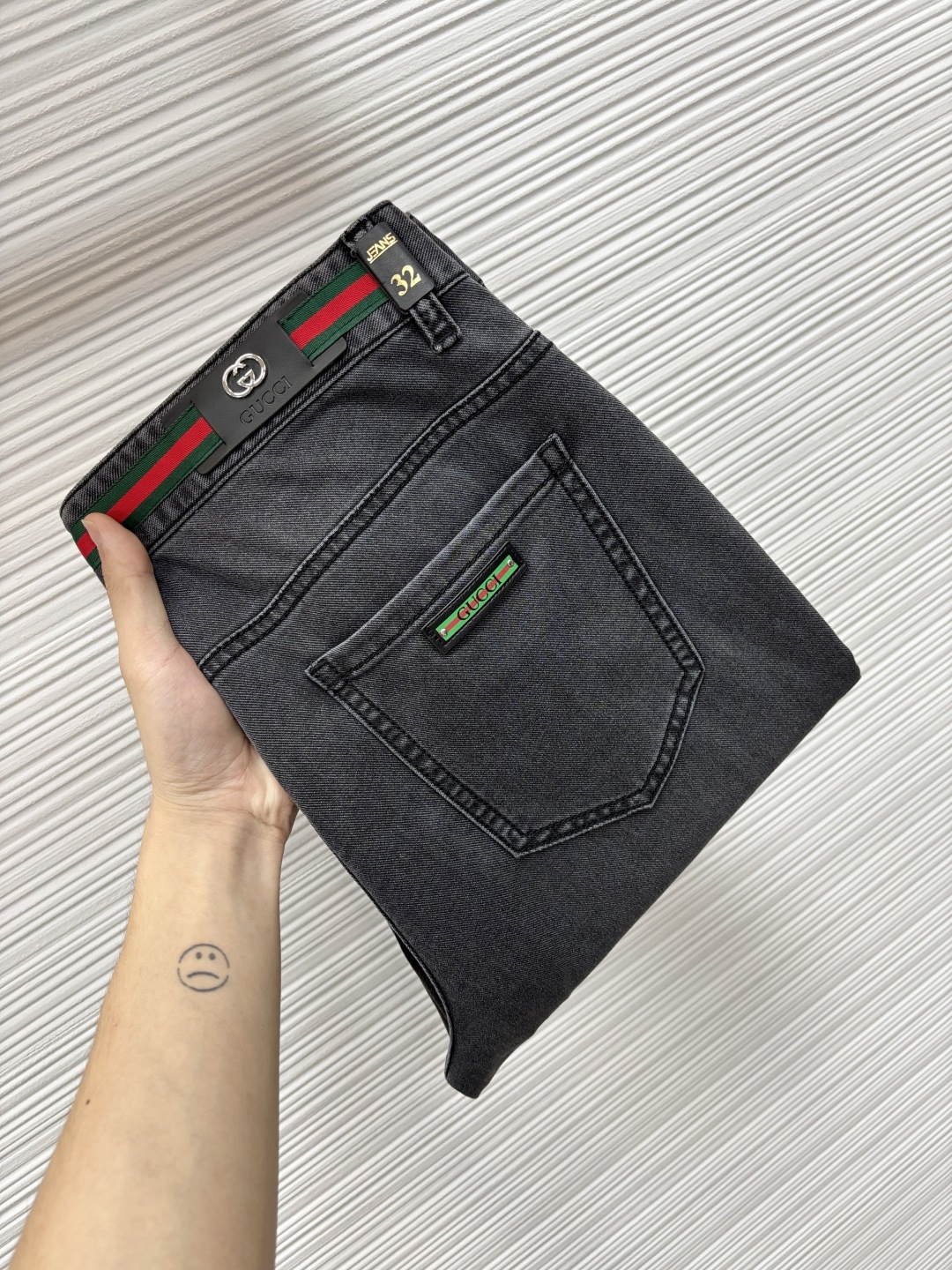 NO:906498,Gucci's latest 2026 spring jeans are stress-free when entering and leaving the store. Best-selling models in the counter. Taste and value are shared. Very comfortable to wear. Low-key yet luxurious. Very classy to wear. Needless to say the trousers style and cut. The upper body is exquisite and vivid. Real first-class top quality materials. Really palace-level casual pants, using Turkish cotton to produce the most famous denim fabric. The quality is outstanding. After heavy washing, the pants are very soft.  The 603LB straight-leg version is not picky and the upper body is absolutely stylish. CX is extremely luxurious!  Size 29-38,,jeans,19860909古奇 2026年春季最新品牛仔裤出入专卖店无压力 专柜热销款 品味与价值共享 身穿着非常舒适 低调不失奢华 穿出去非常有档次,裤型款式和裁剪亦无需多言 上身精致跃然.真正一等一顶级质料 真正殿堂级的休闲裤,选用土耳其的棉花 生产出最有名的单宁布 品质卓然 经过重水洗使得裤子很柔软 603LB直脚的版型 不挑人 上身绝对的有型 CX极度奢华！尺码29-38,,jeans,,Men's clothing