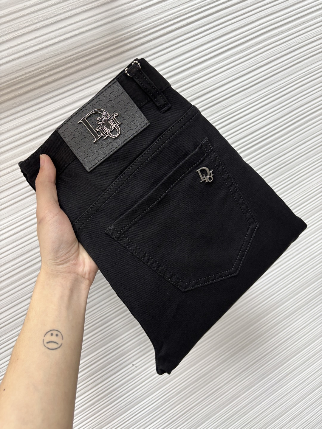 NO:908082,Dior. The latest jeans in spring 2026 are stress-free when entering and exiting the store. Best-selling models in the counter. Taste and value are shared. Very comfortable to wear. Low-key yet luxurious. Very classy to wear. Needless to say the trousers style and cut. The upper body is exquisite and vivid. Really first-class and top-quality materials. Really palace-level casual pants, using Turkish cotton to produce the most famous denim fabric. The quality is outstanding. After heavy washing, the pants are very soft.  The 603LB straight-leg version is not picky and the upper body is absolutely stylish. CX is extremely luxurious!  Size 29-38,,dior,jeans,19860909迪奥.2026年春季最新品牛仔裤出入专卖店无压力 专柜热销款 品味与价值共享 身穿着非常舒适 低调不失奢华 穿出去非常有档次,裤型款式和裁剪亦无需多言 上身精致跃然.真正一等一顶级质料 真正殿堂级的休闲裤,选用土耳其的棉花 生产出最有名的单宁布 品质卓然 经过重水洗使得裤子很柔软 603LB直脚的版型 不挑人 上身绝对的有型 CX极度奢华！尺码29-38,,dior,jeans,,Men's clothing