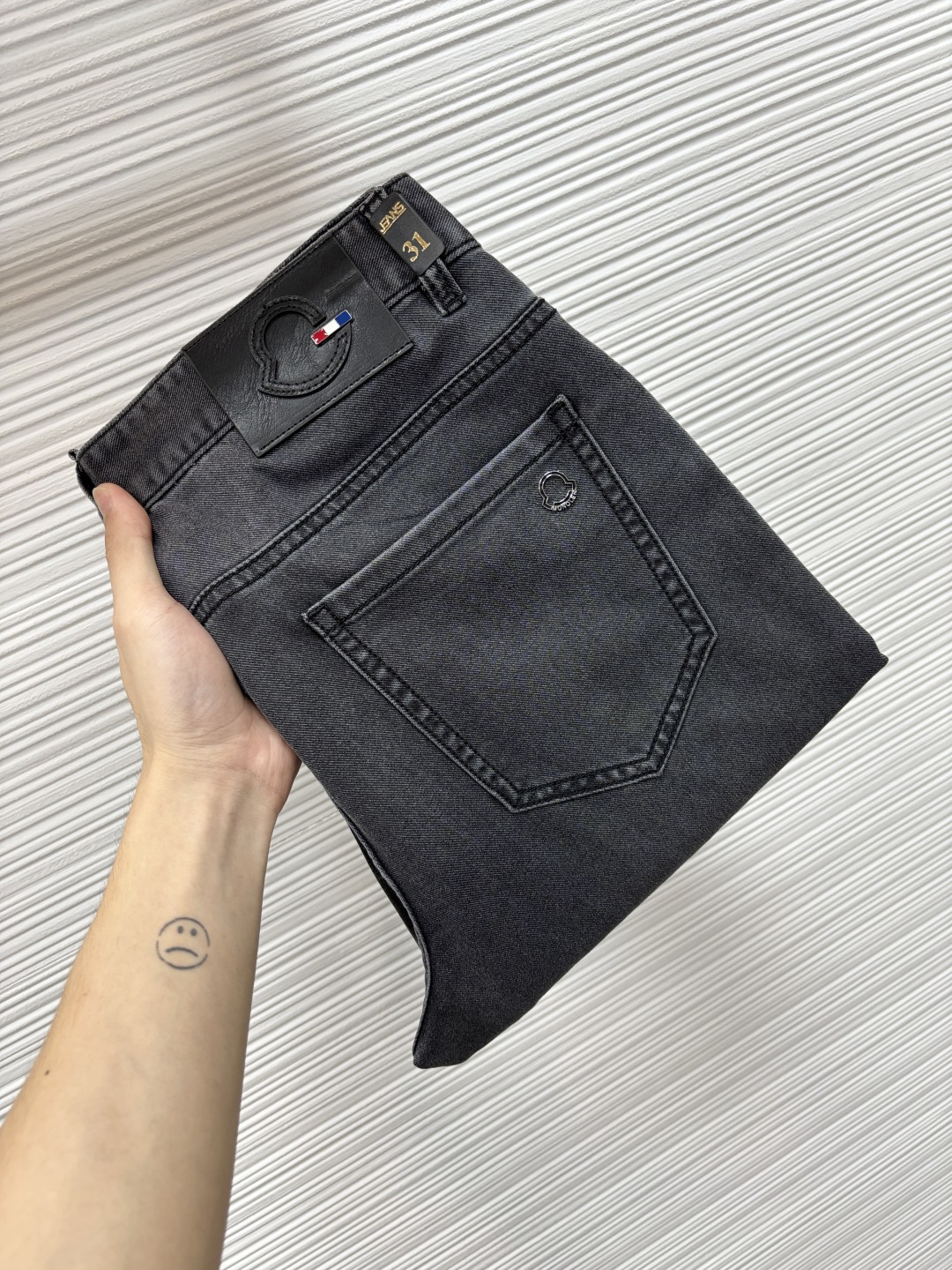 NO:926959,Mengkou's 2026 spring latest jeans are stress-free when entering and leaving the store. Best-selling models in the counter. Taste and value are shared. Very comfortable to wear. Low-key yet luxurious. Very classy to wear. Needless to say the trousers style and cut. The upper body is exquisite and vivid. Real first-class top quality materials. Really palace-level casual pants, using Turkish cotton. The most famous denim fabric is produced. The quality is outstanding. After heavy washing, the pants are very soft.  The 603LB straight-leg version is not picky and the upper body is absolutely stylish. CX is extremely luxurious!  Size 29-38,,Moncler,jeans,19860909蒙口 2026年春季最新品牛仔裤出入专卖店无压力 专柜热销款 品味与价值共享 身穿着非常舒适 低调不失奢华 穿出去非常有档次,裤型款式和裁剪亦无需多言 上身精致跃然.真正一等一顶级质料 真正殿堂级的休闲裤,选用土耳其的棉花 生产出最有名的单宁布 品质卓然 经过重水洗使得裤子很柔软 603LB直脚的版型 不挑人 上身绝对的有型 CX极度奢华！尺码29-38,,Moncler,jeans,,Men's clothing